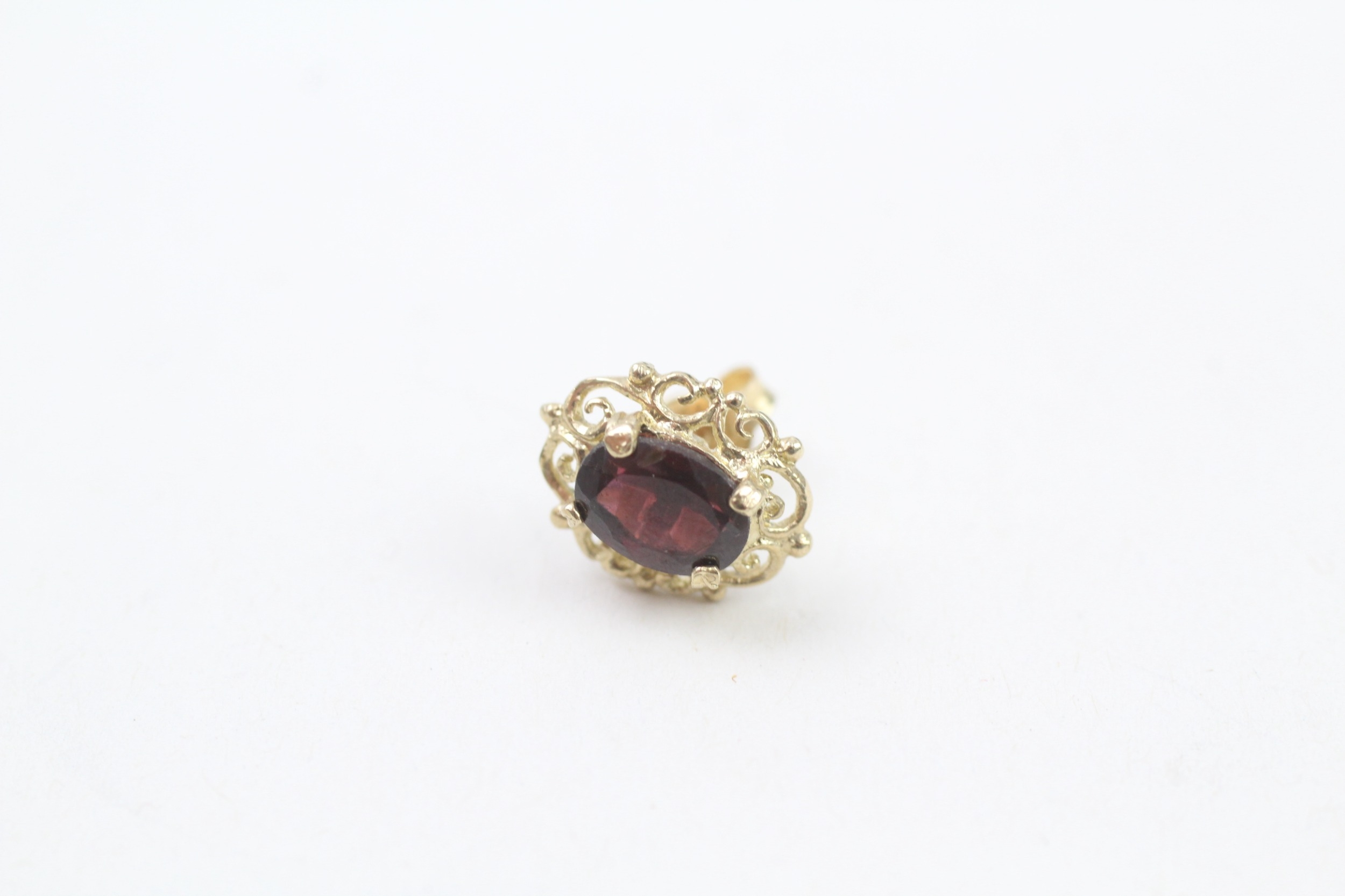 9ct gold oval cut garnet stud earrings with a scroll patterned border (1.7g) - Image 2 of 4