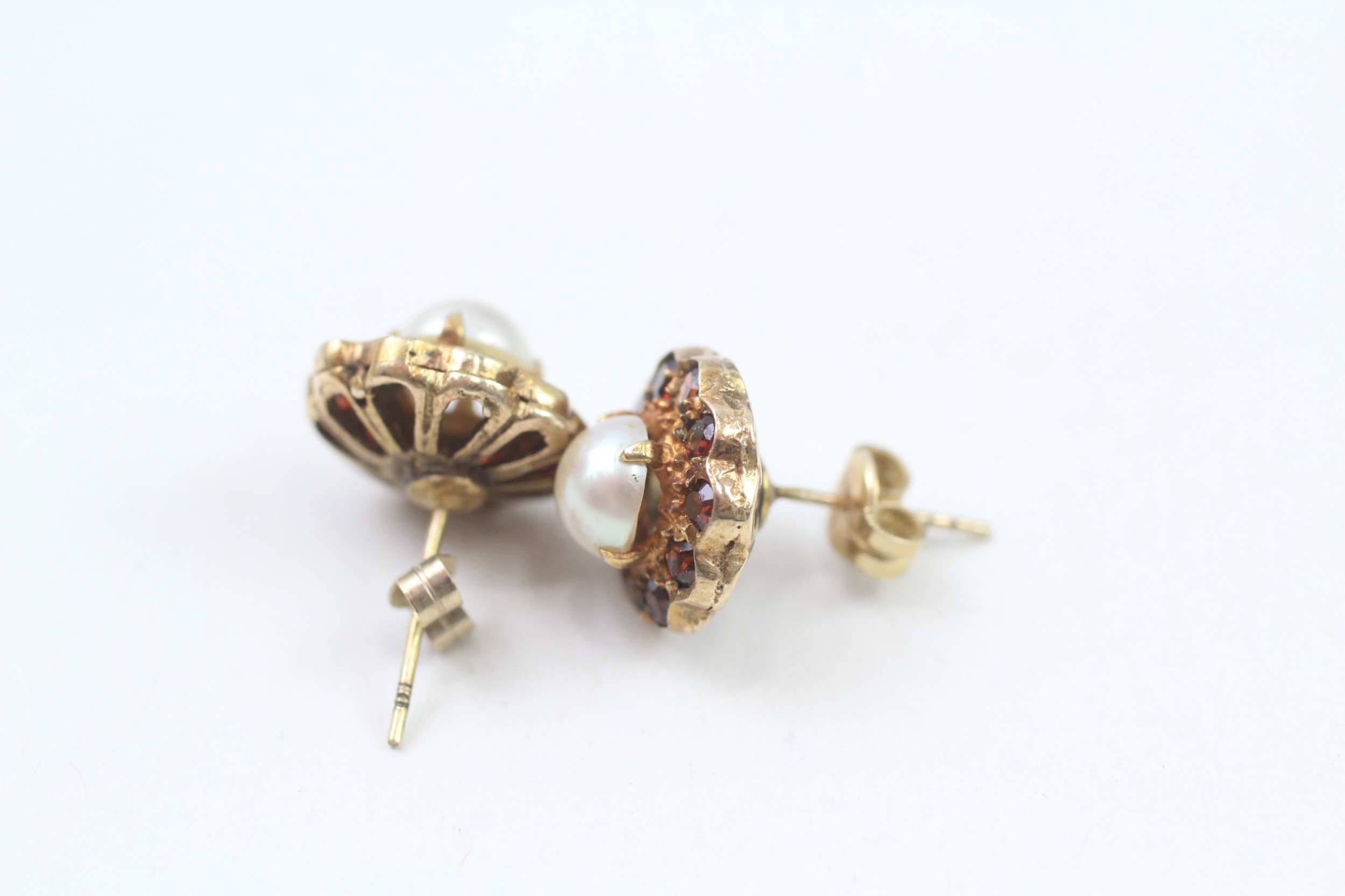 9ct gold vintage mabe pearl & garnet cluster stud earrings with scroll backs (3g) - Image 3 of 4