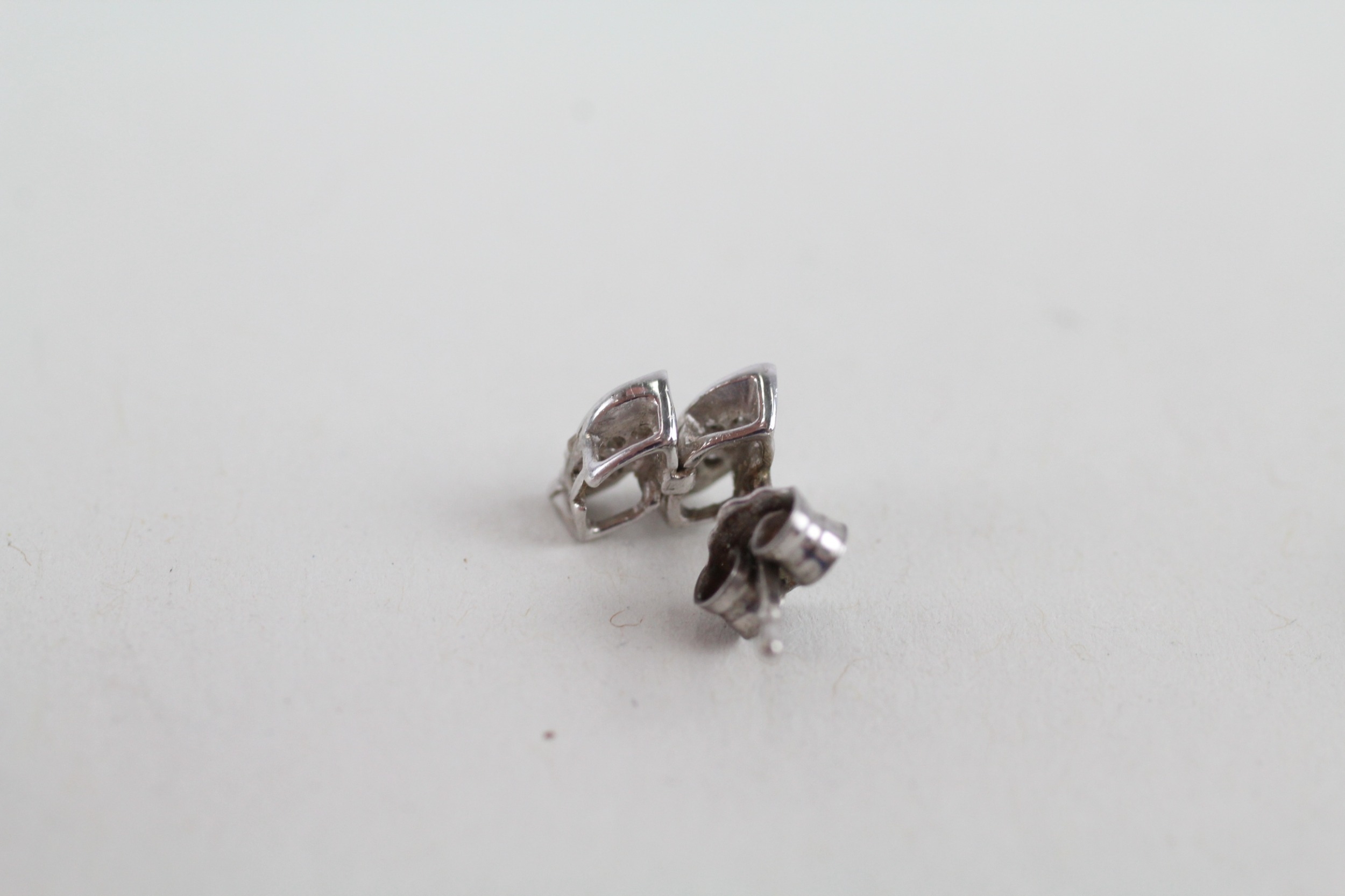 9ct white gold diamond set leaf stud earrings (1.1g) - Image 4 of 4