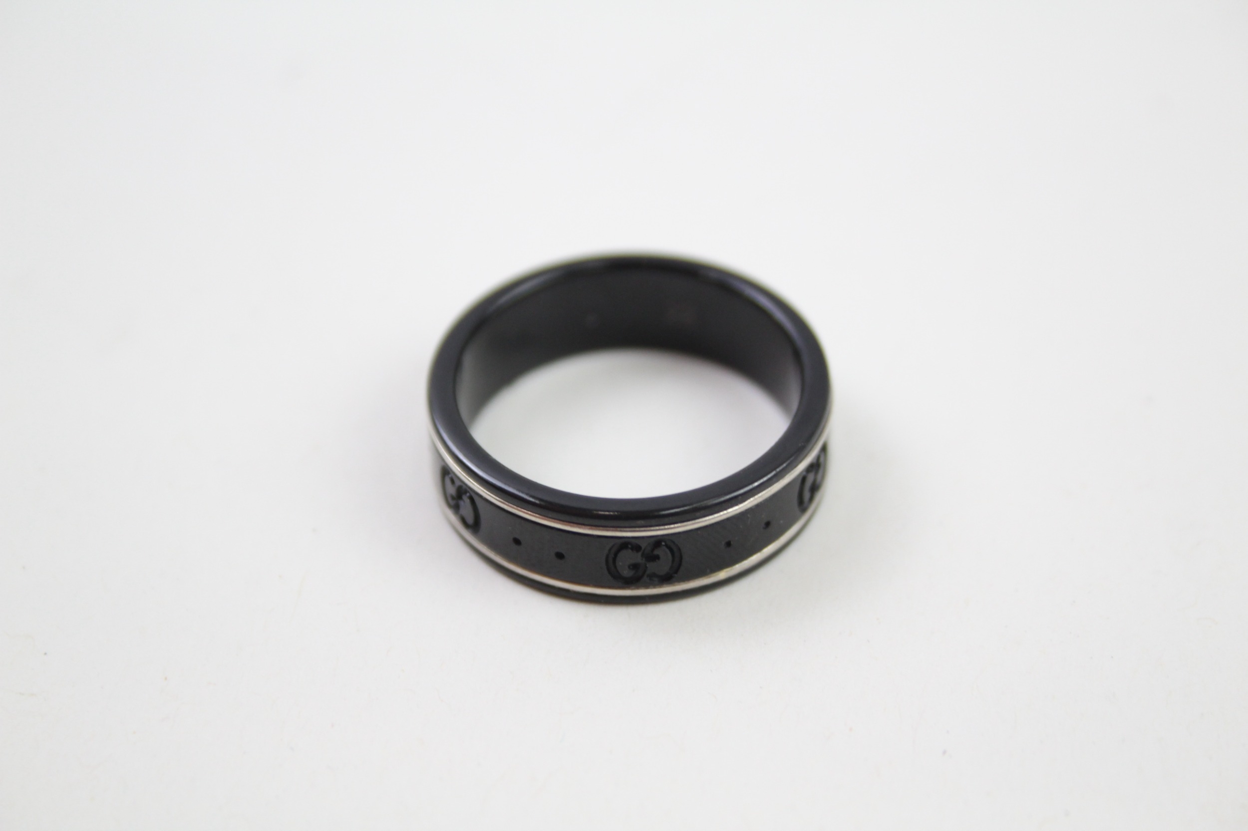 Black band ring by designer Gucci with box (3g) - Image 5 of 8