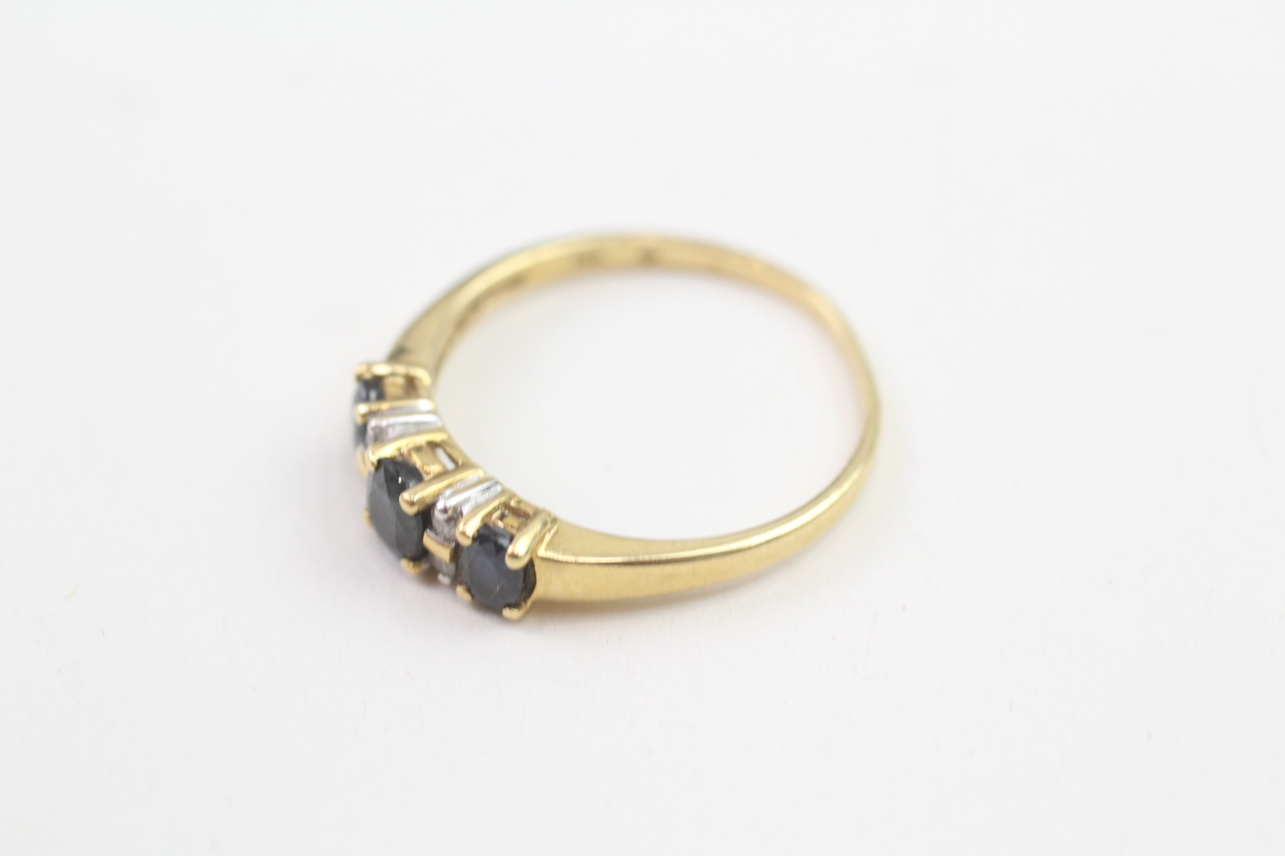 18ct gold oval cut sapphire & melee diamond ring (2.5g) - Image 2 of 4