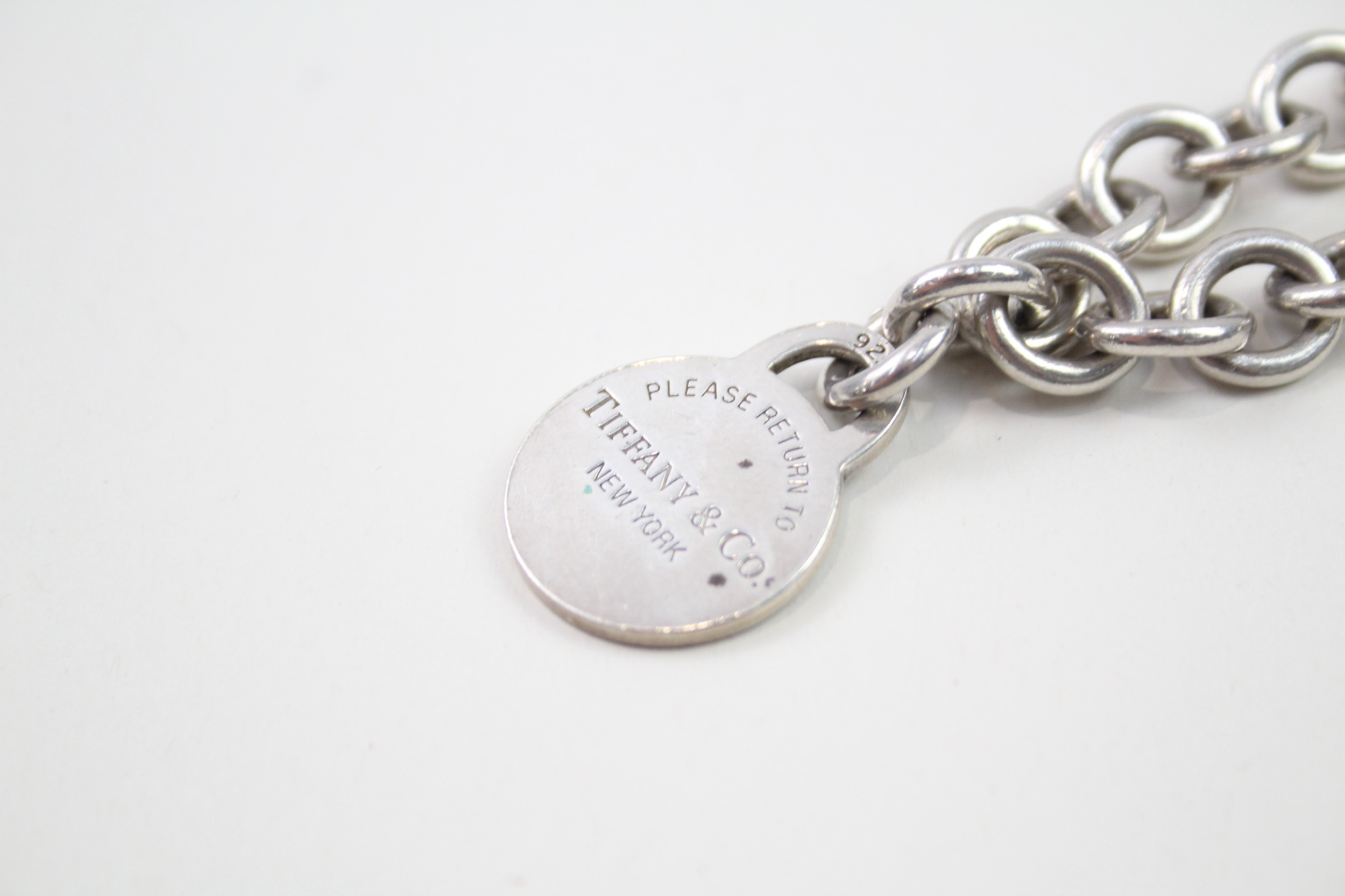 Silver belcher link bracelet with round tag by designer Tiffany & Co (36g) - Image 6 of 7