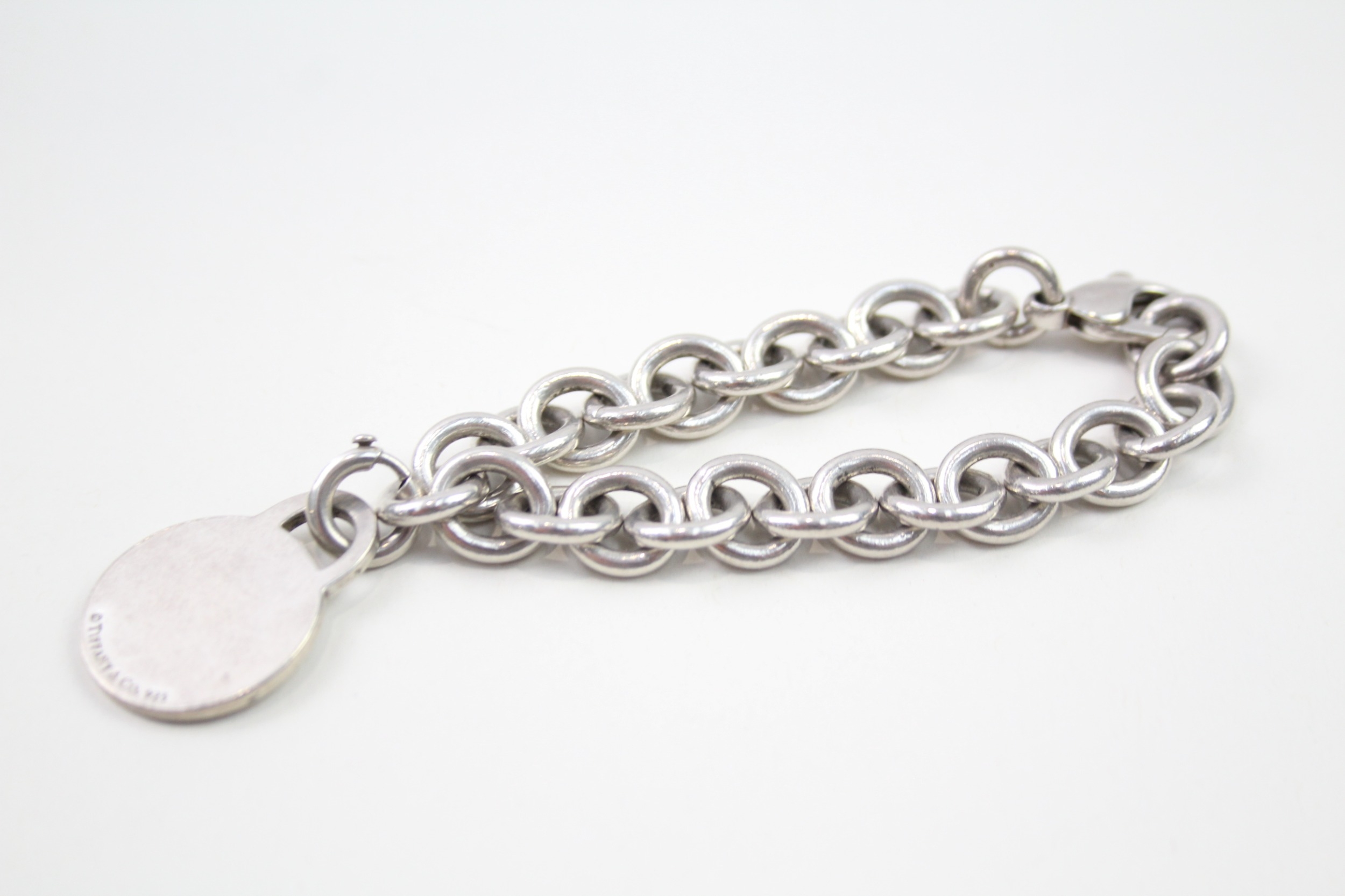 Silver belcher link bracelet with round tag by designer Tiffany & Co (36g) - Image 4 of 7