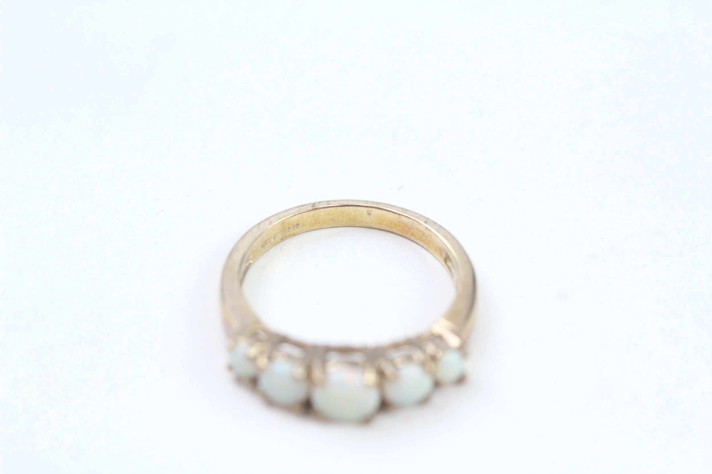 9ct gold opal five stone ring (2.7g) - Image 2 of 5