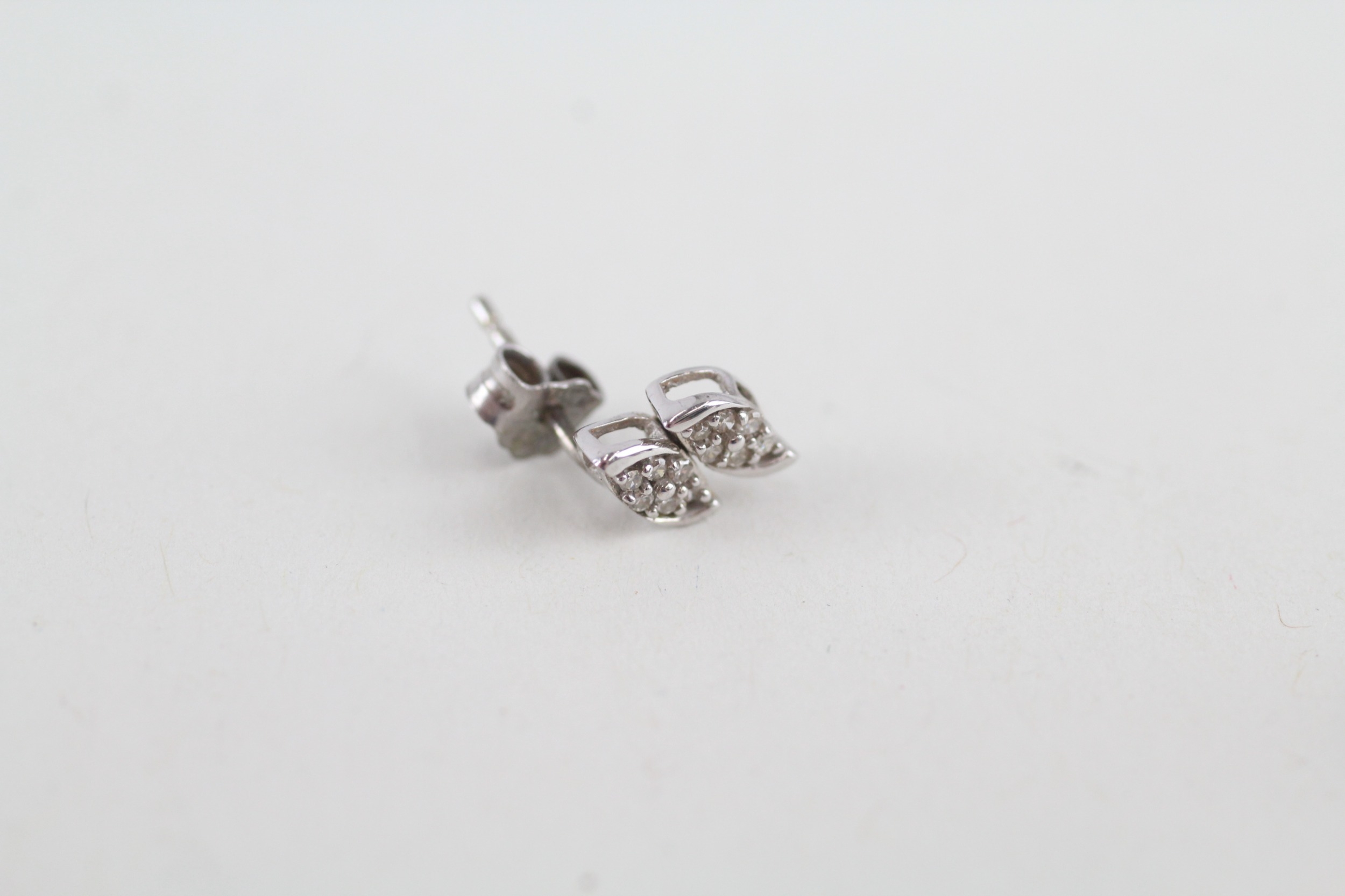 9ct white gold diamond set leaf stud earrings (1.1g) - Image 2 of 4