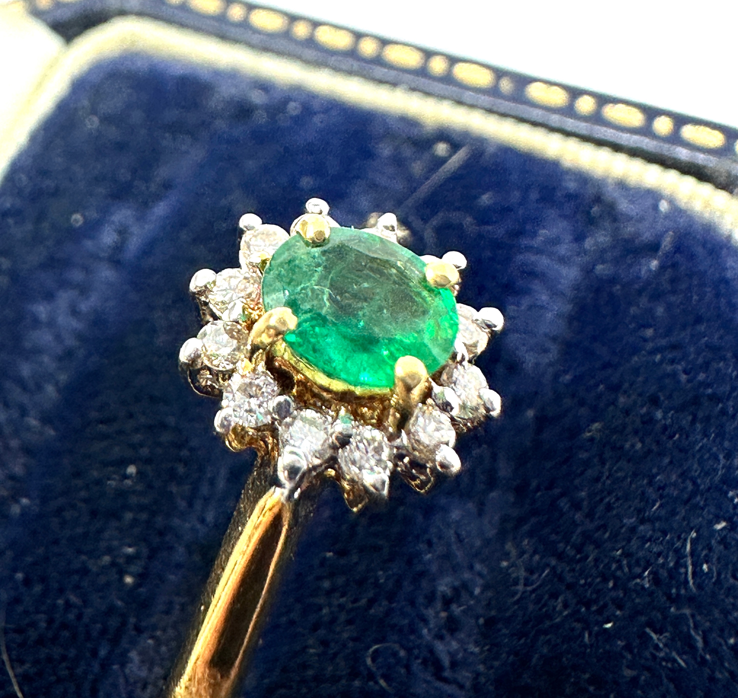 18ct gold emerald & diamond ring weight 3.9g - Image 2 of 4