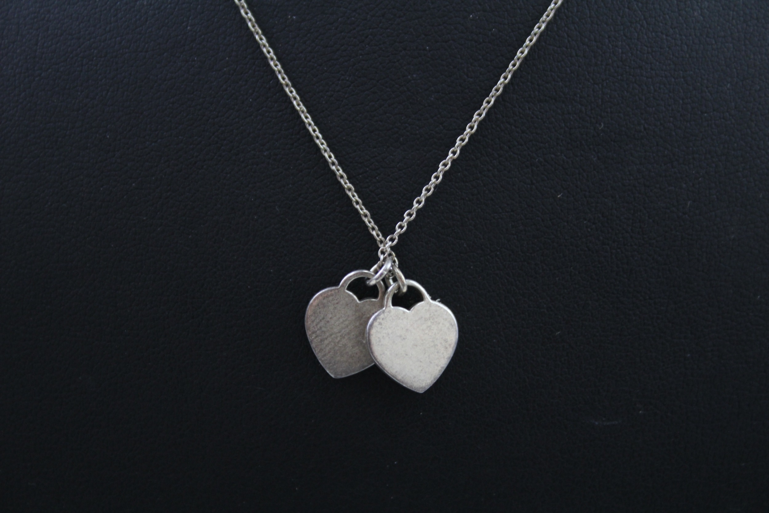 Silver necklace with two heart pendants by designer Tiffany & Co (3g) - Image 5 of 6