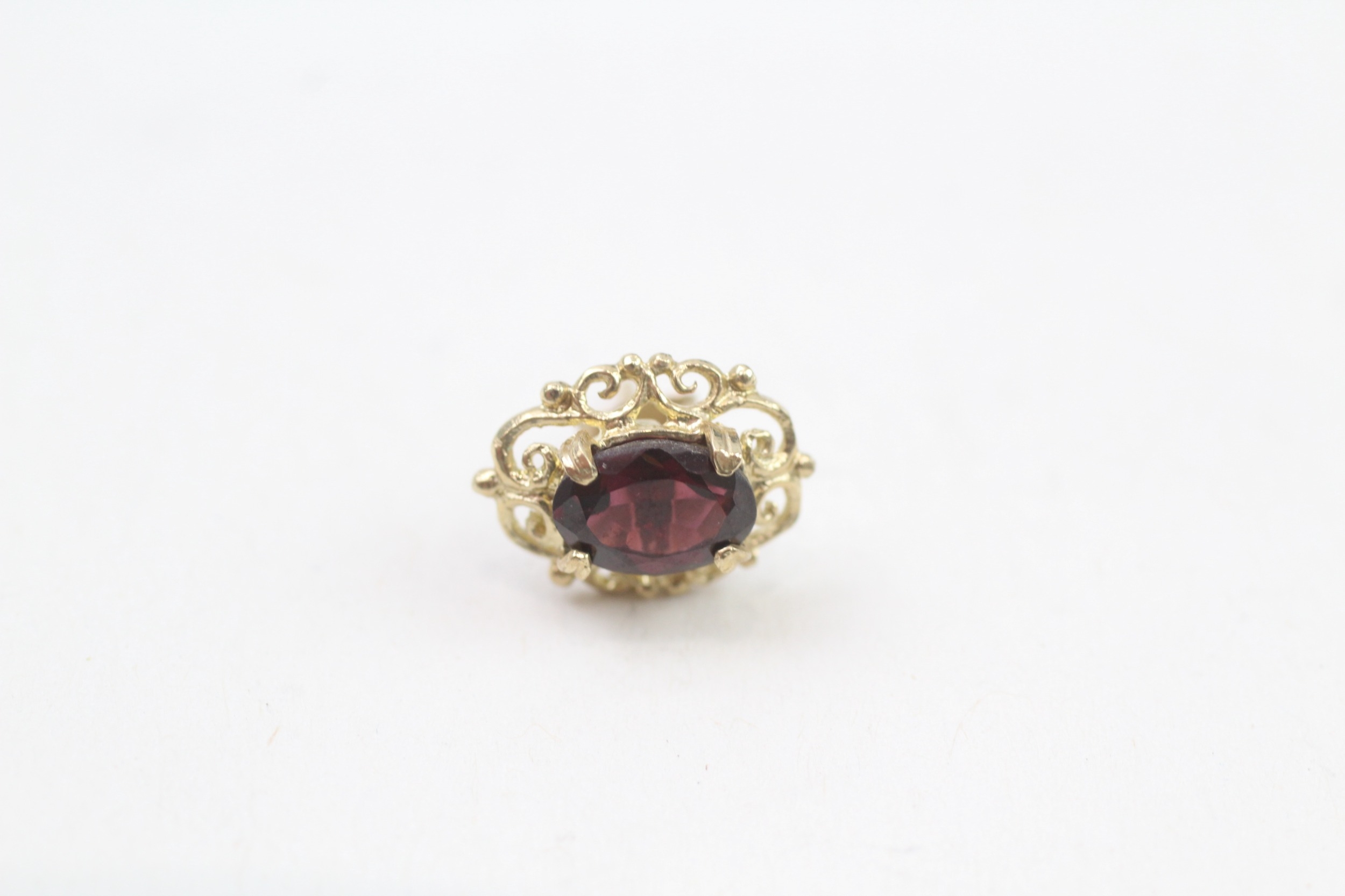 9ct gold oval cut garnet stud earrings with a scroll patterned border (1.7g) - Image 3 of 4