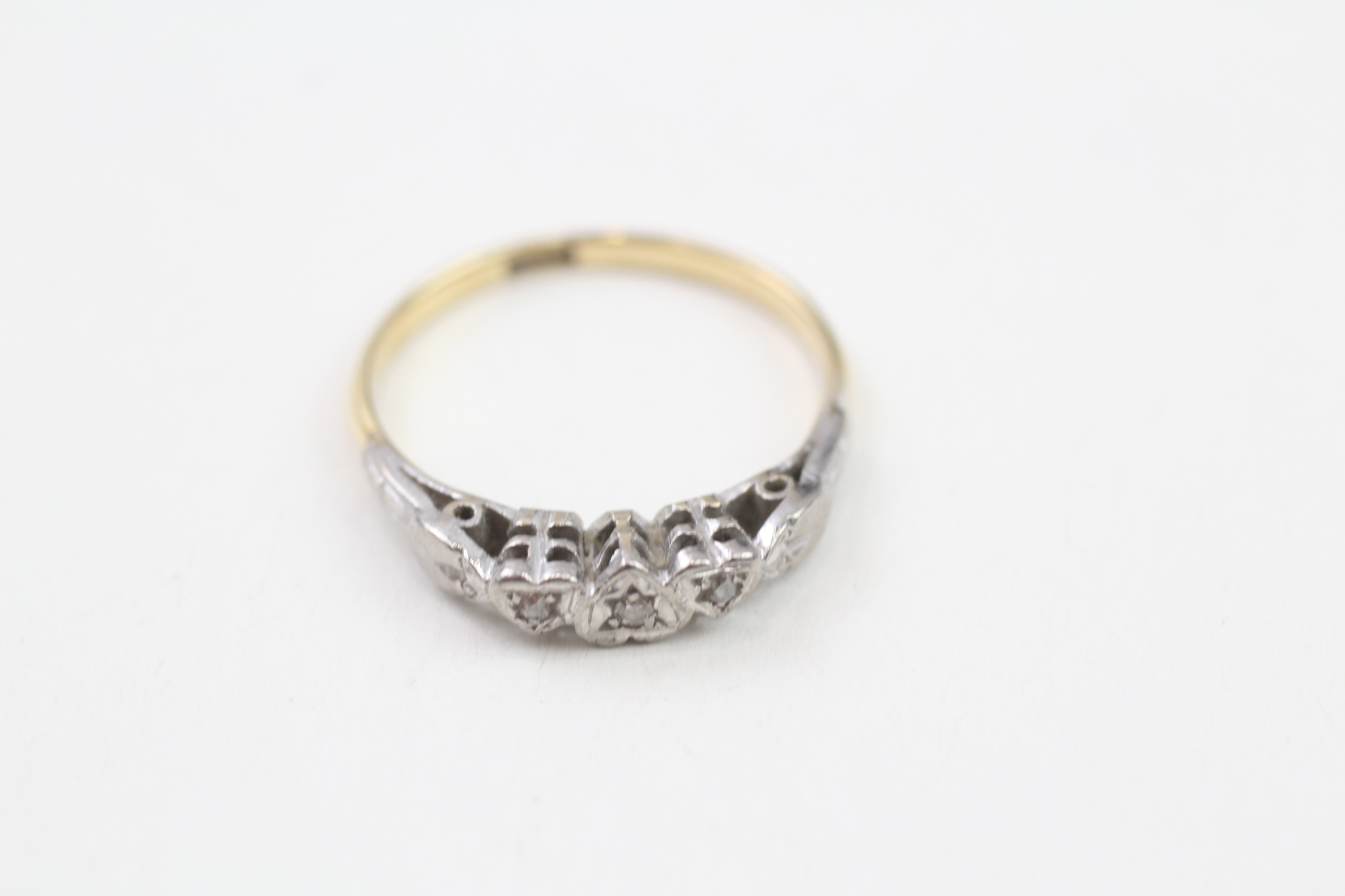 18ct gold vintage diamond heart shaped three stone ring (2g)