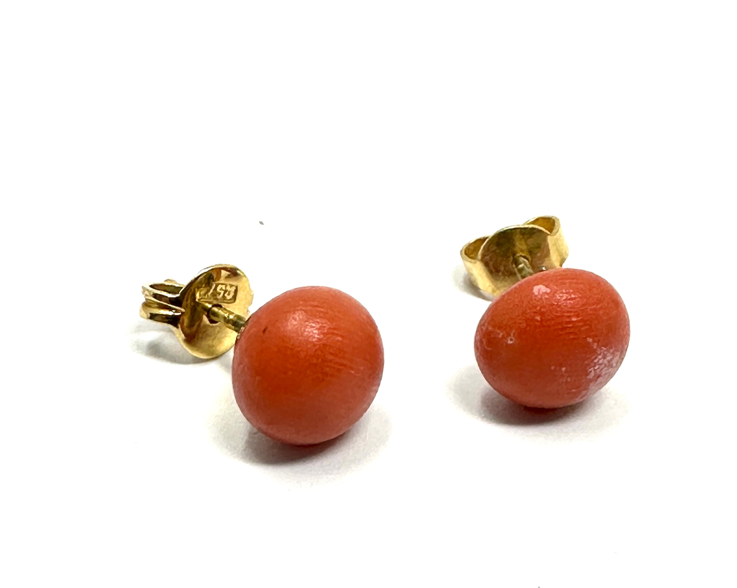 14ct gold coral bead earrings weight 2g