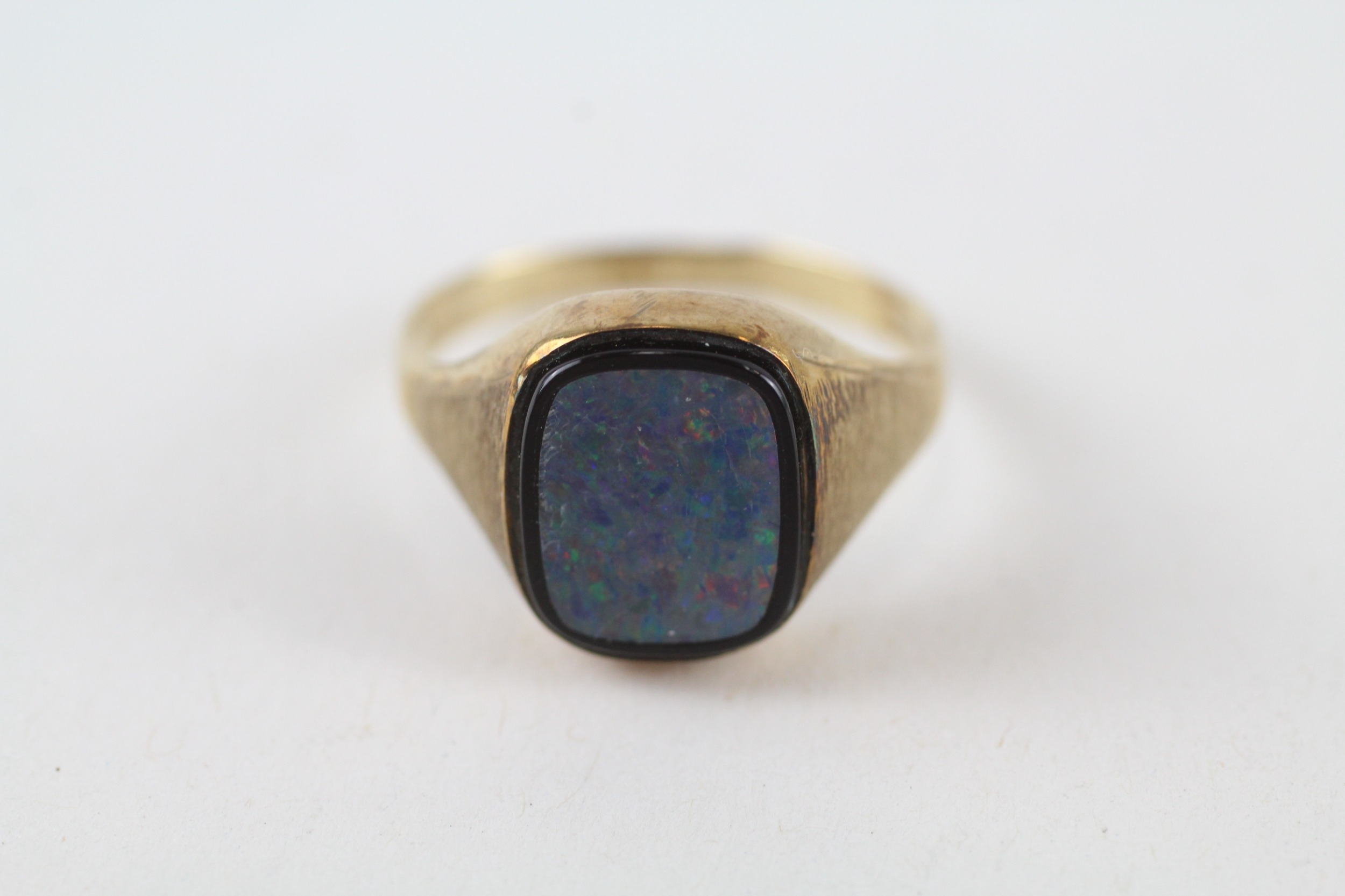 9ct gold 1980's opal double signet ring with bark effect shoulders (2.4g) - Image 2 of 5