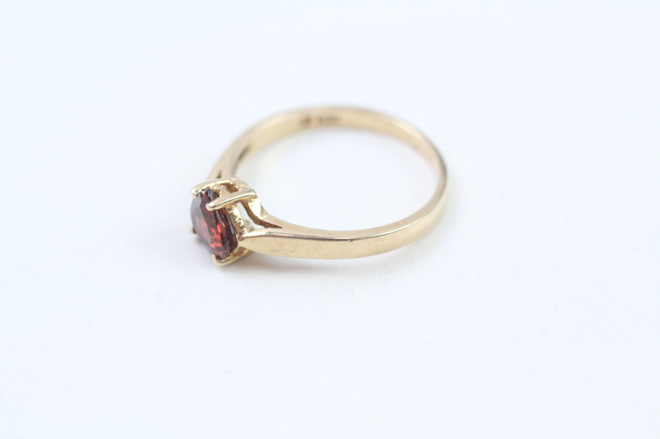 10ct gold heart-shaped cut red garnet solitaire ring (2g) - Image 4 of 4