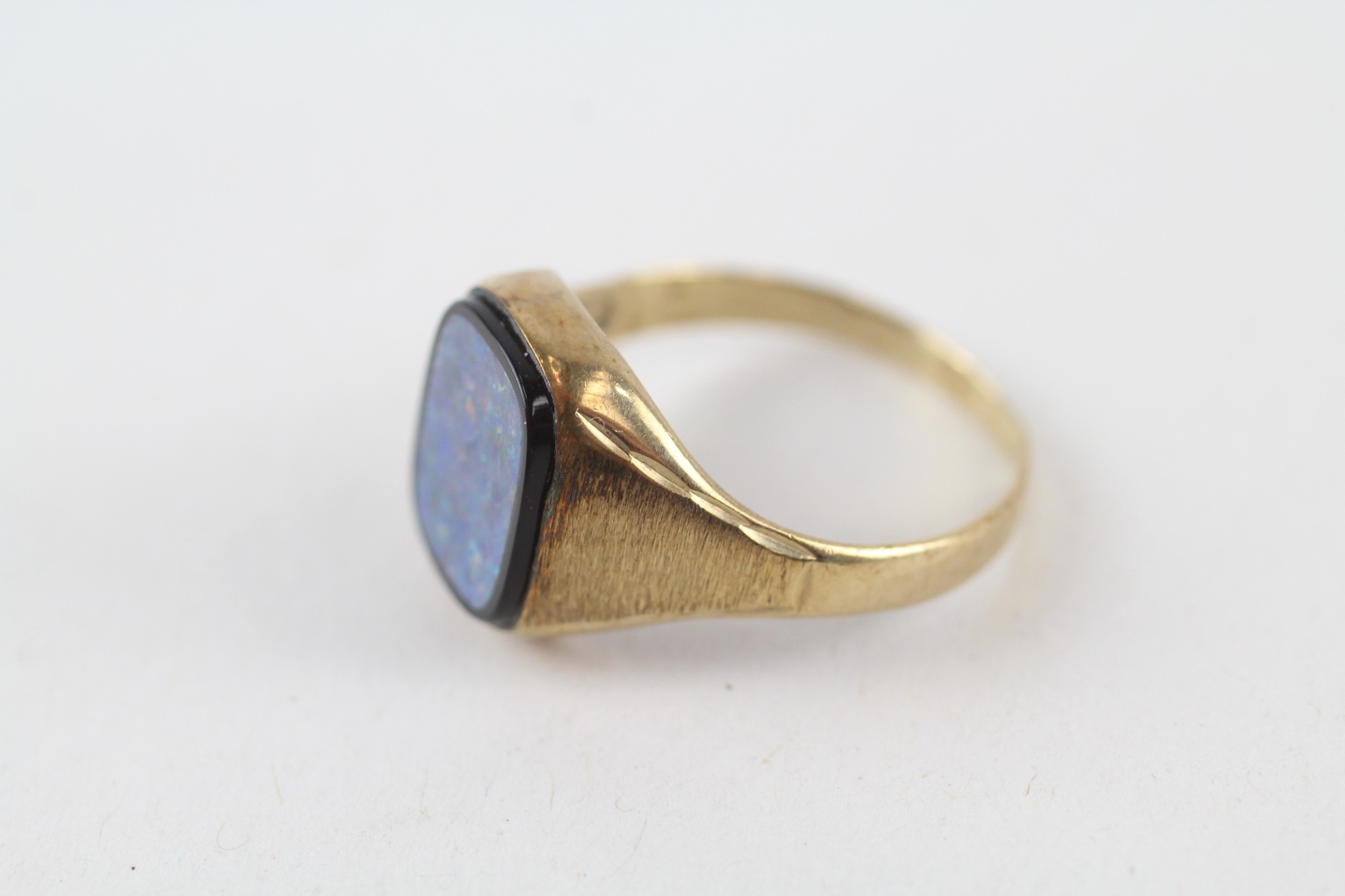 9ct gold 1980's opal double signet ring with bark effect shoulders (2.4g) - Image 3 of 5