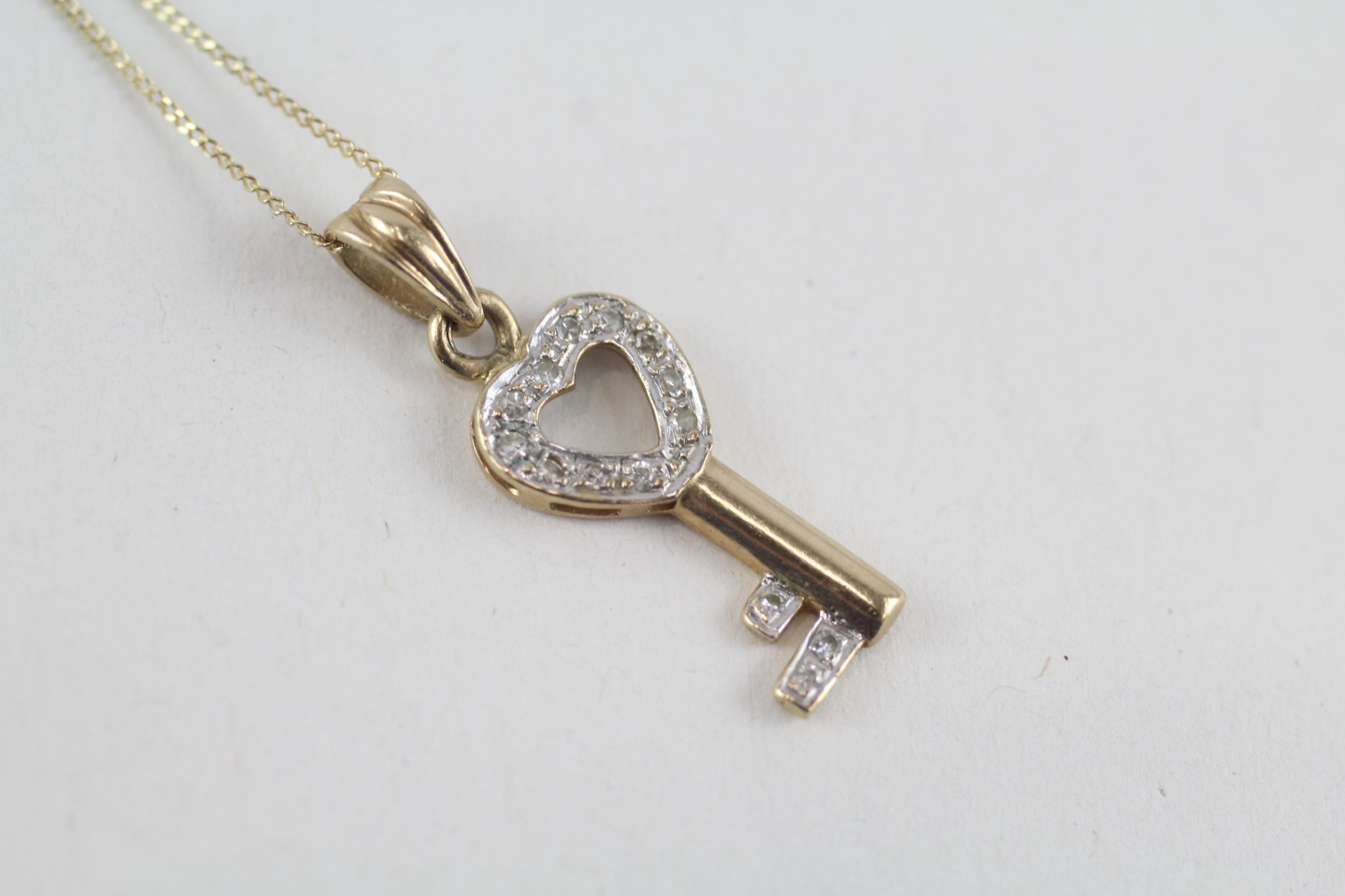 9ct gold diamond heart-shaped key pendant necklace (1.1g) - Image 2 of 4