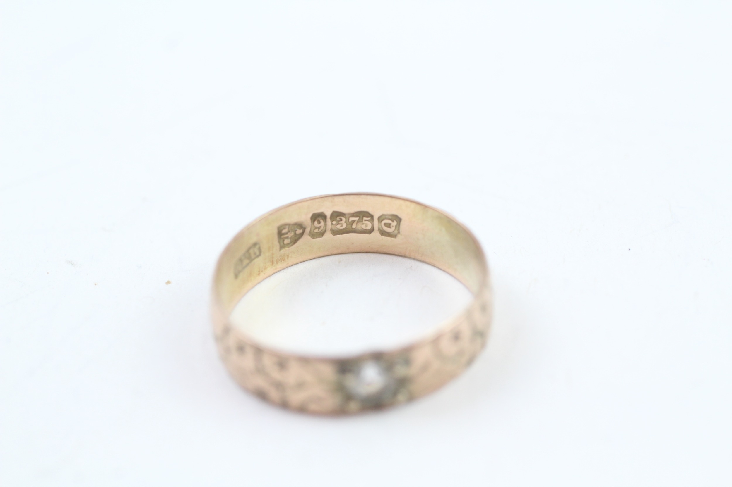 9ct gold patterned synthetic spinel ring, Hallmarked Chester 1899 (2.5g) - Image 2 of 5