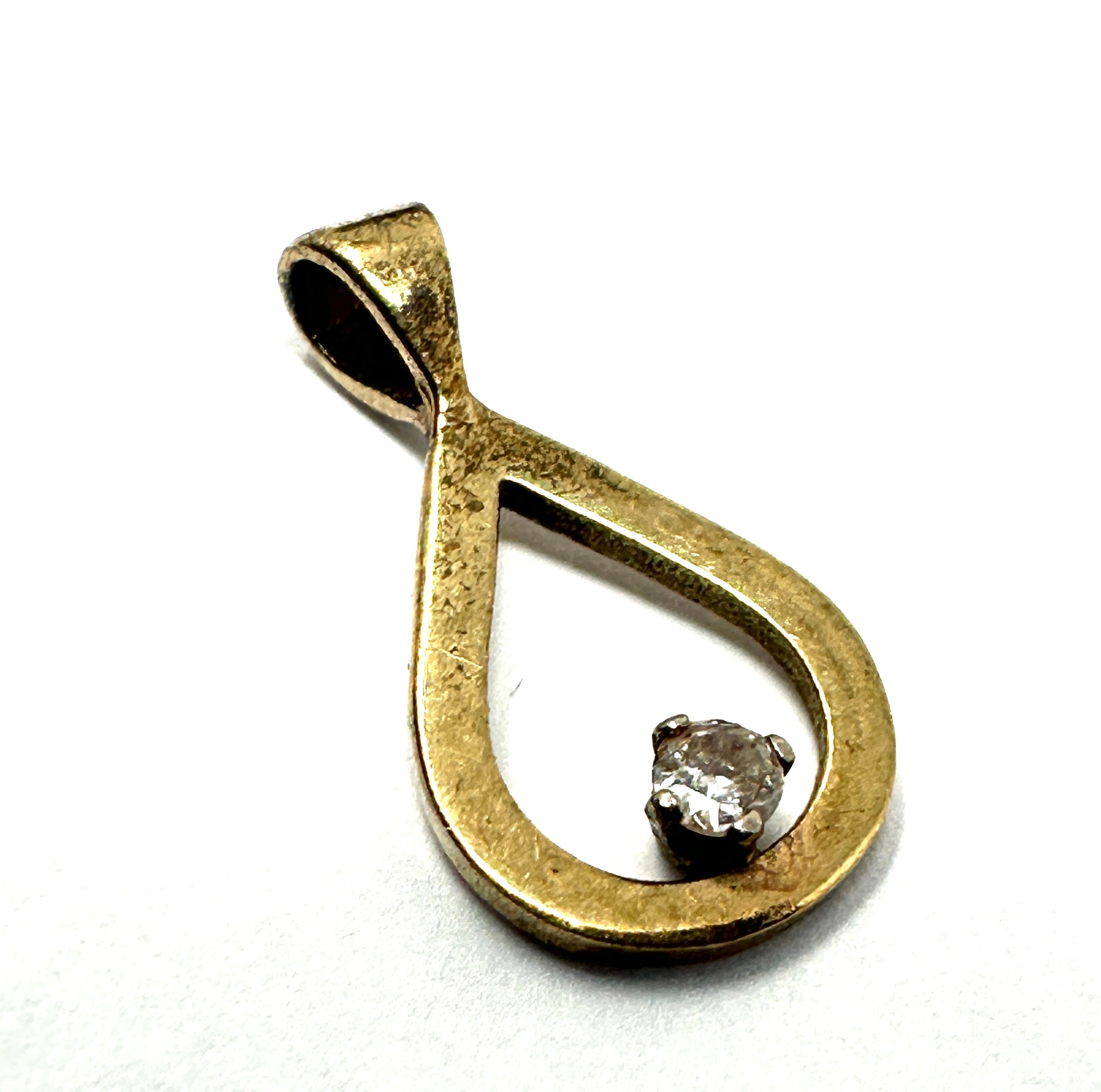 9ct gold diamond pendant weight 0.8g