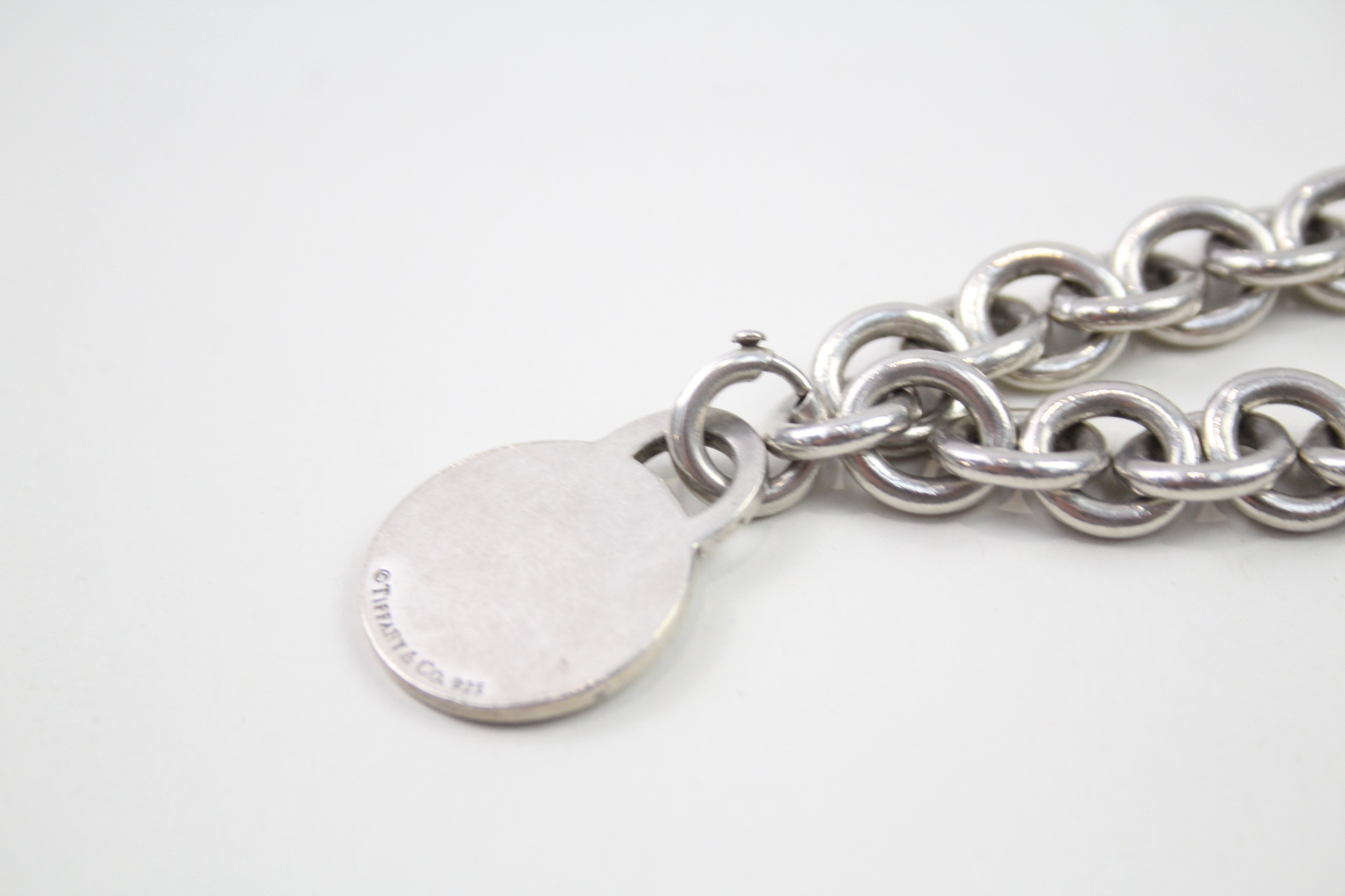 Silver belcher link bracelet with round tag by designer Tiffany & Co (36g) - Image 5 of 7