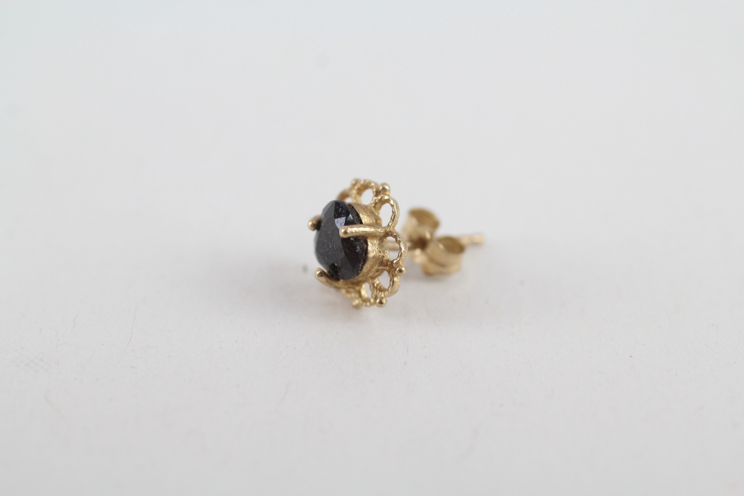 9ct gold heart-shaped cut sapphire stud earrings (1g) - Image 3 of 4