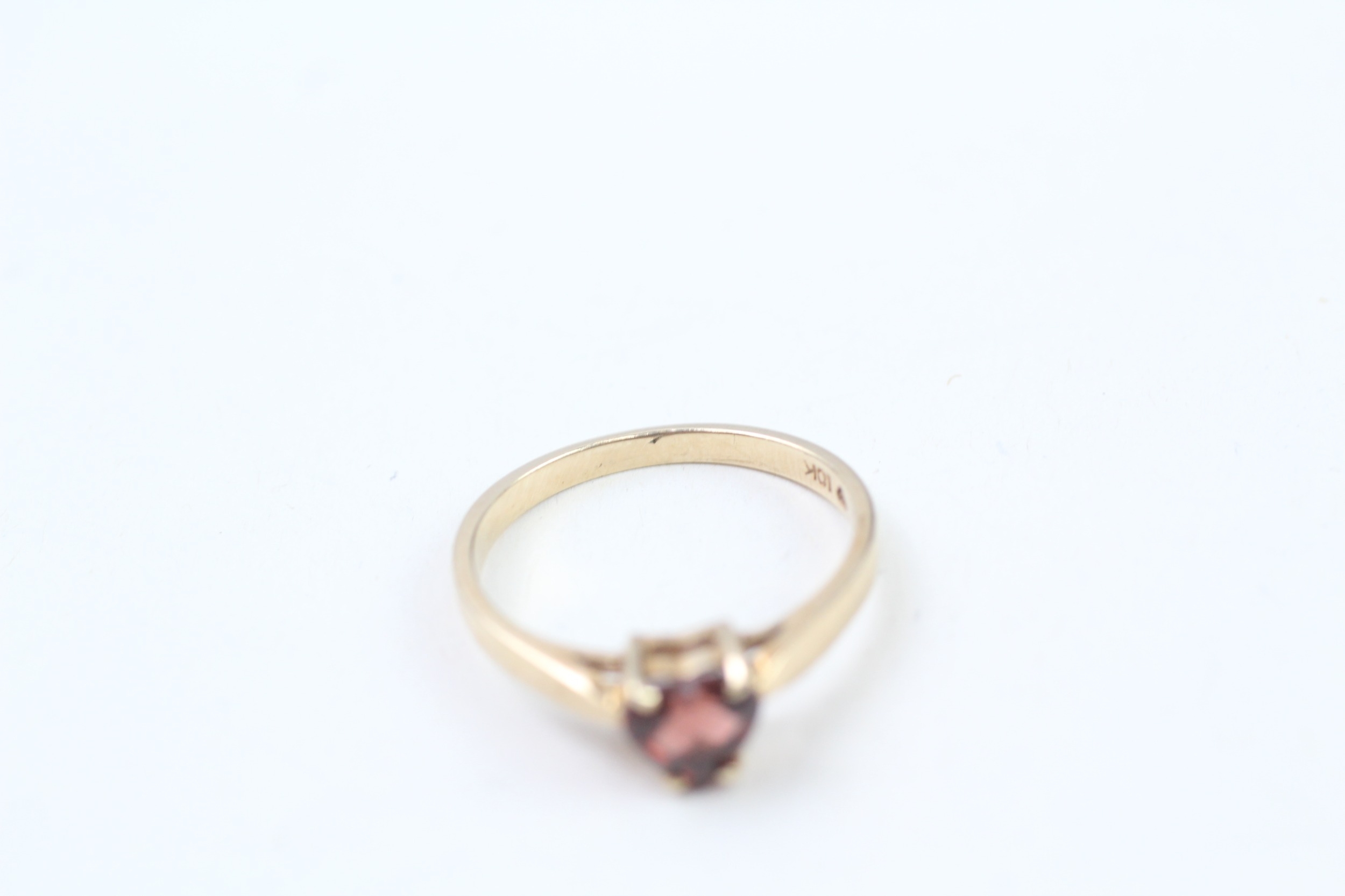 10ct gold heart-shaped cut red garnet solitaire ring (2g) - Image 2 of 4