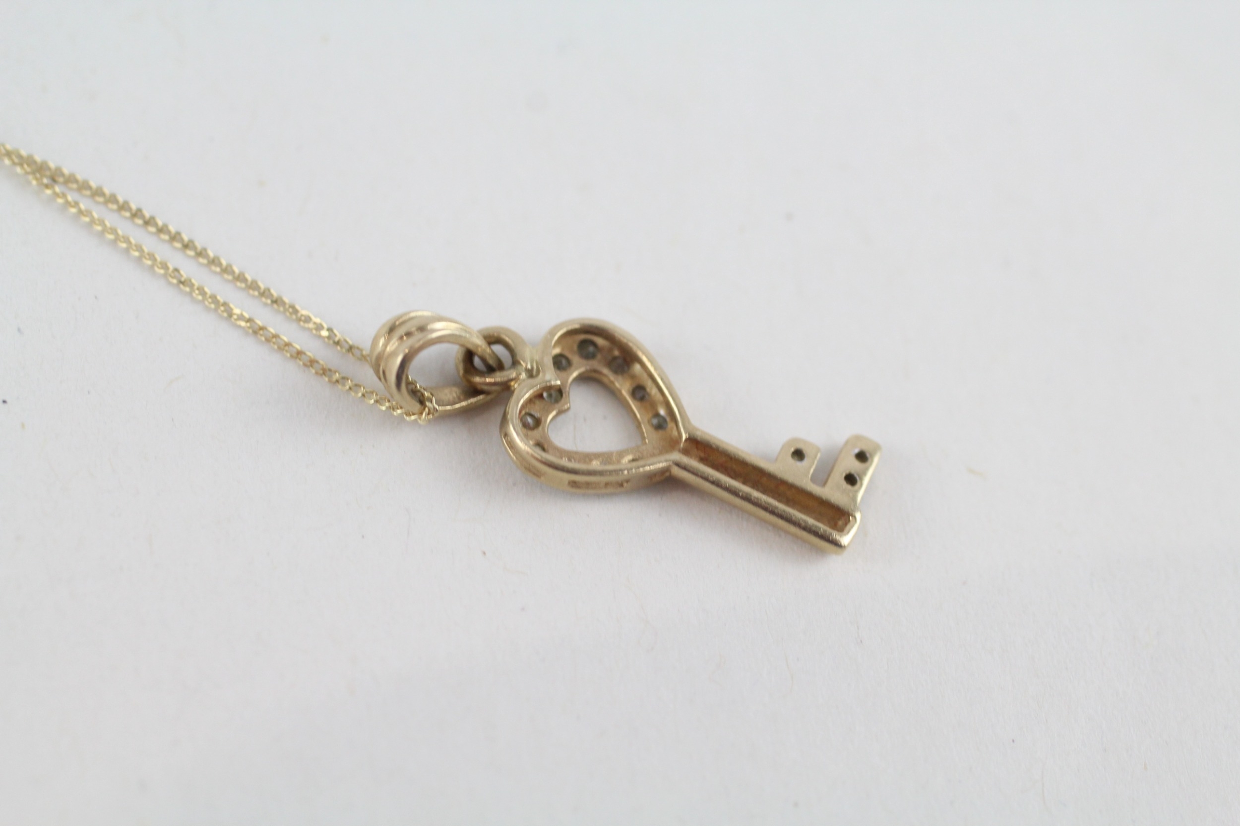 9ct gold diamond heart-shaped key pendant necklace (1.1g) - Image 4 of 4