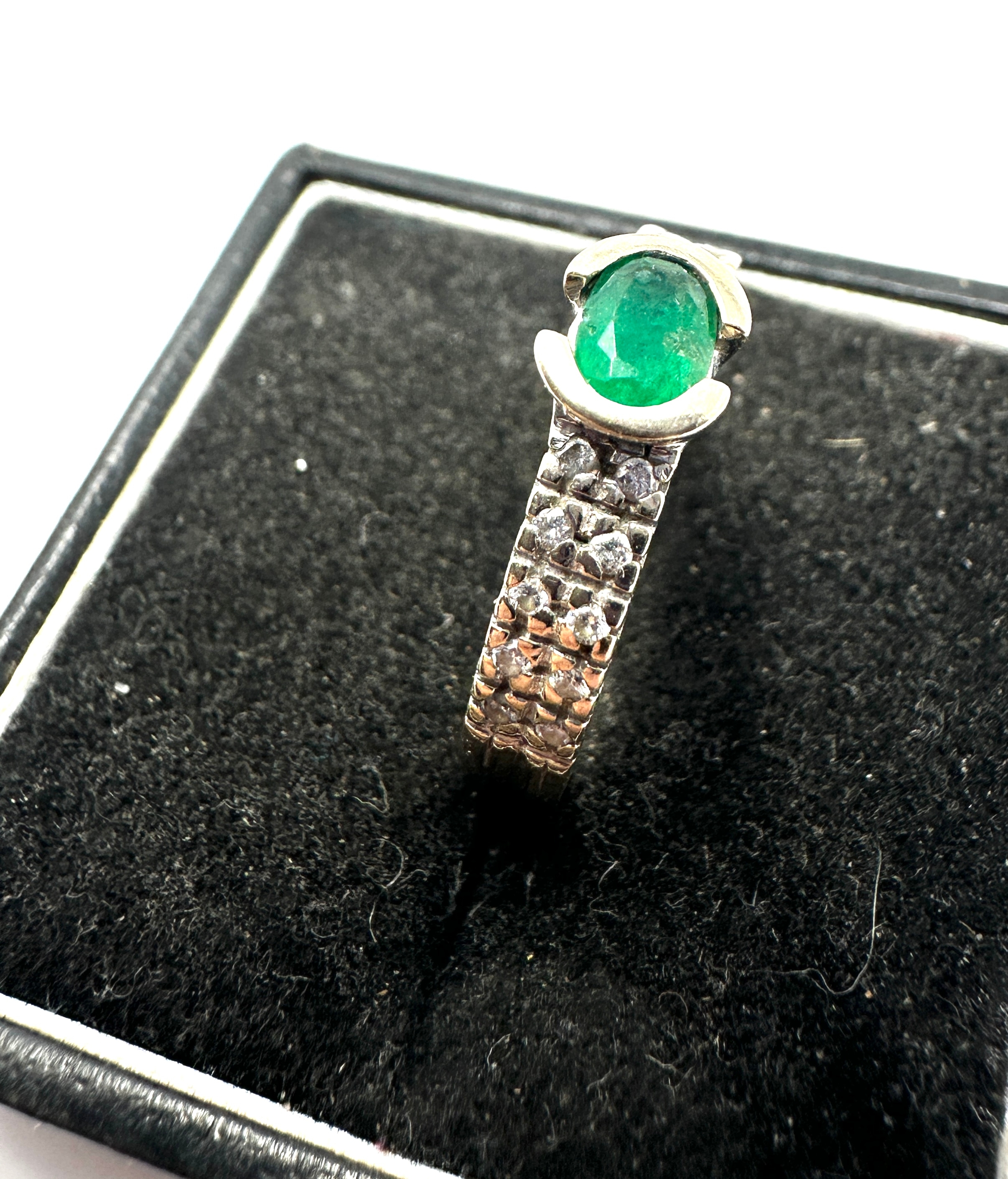 18ct white gold emerald & diamond ring weight 6g - Image 2 of 3