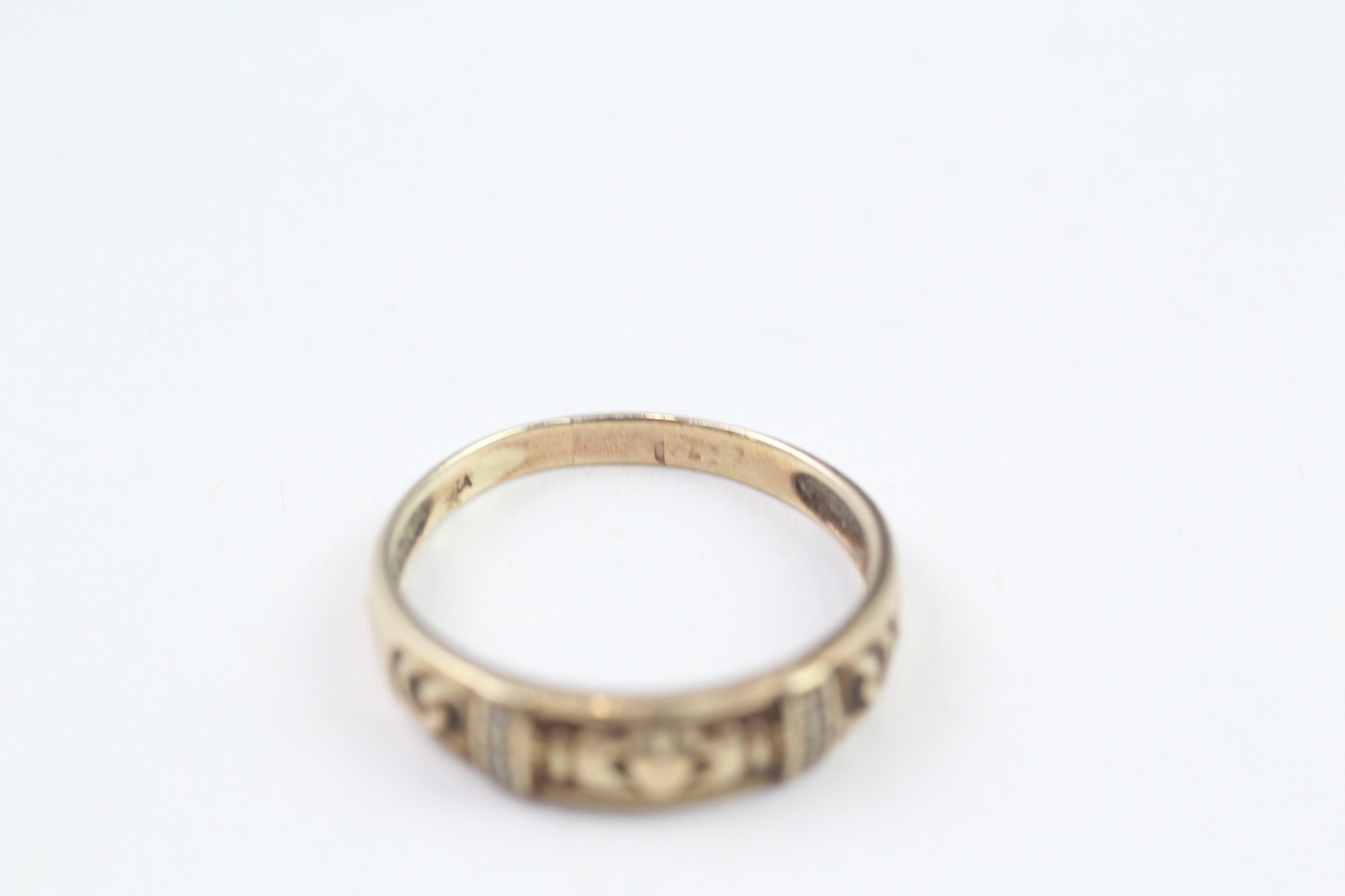 9ct gold diamond Irish claddah ring with a celtic pattern (2g) - Image 2 of 6