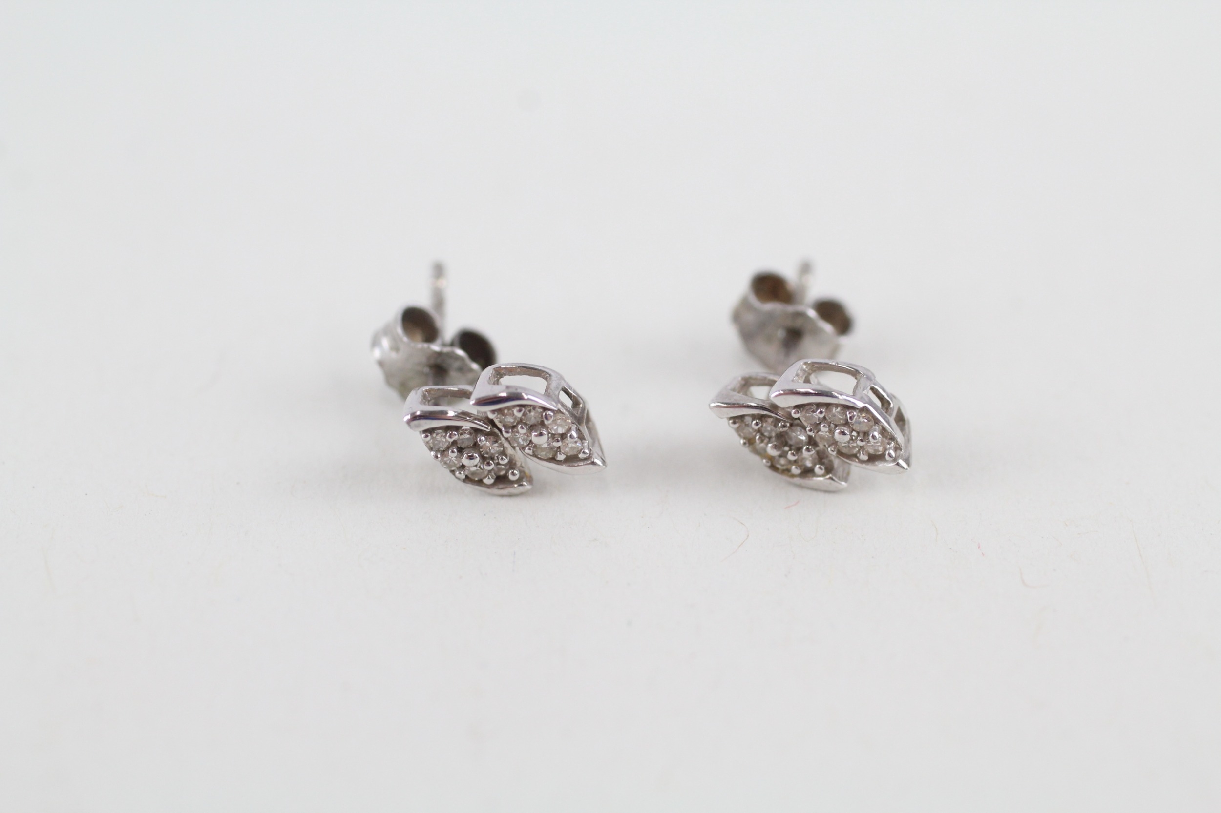 9ct white gold diamond set leaf stud earrings (1.1g)