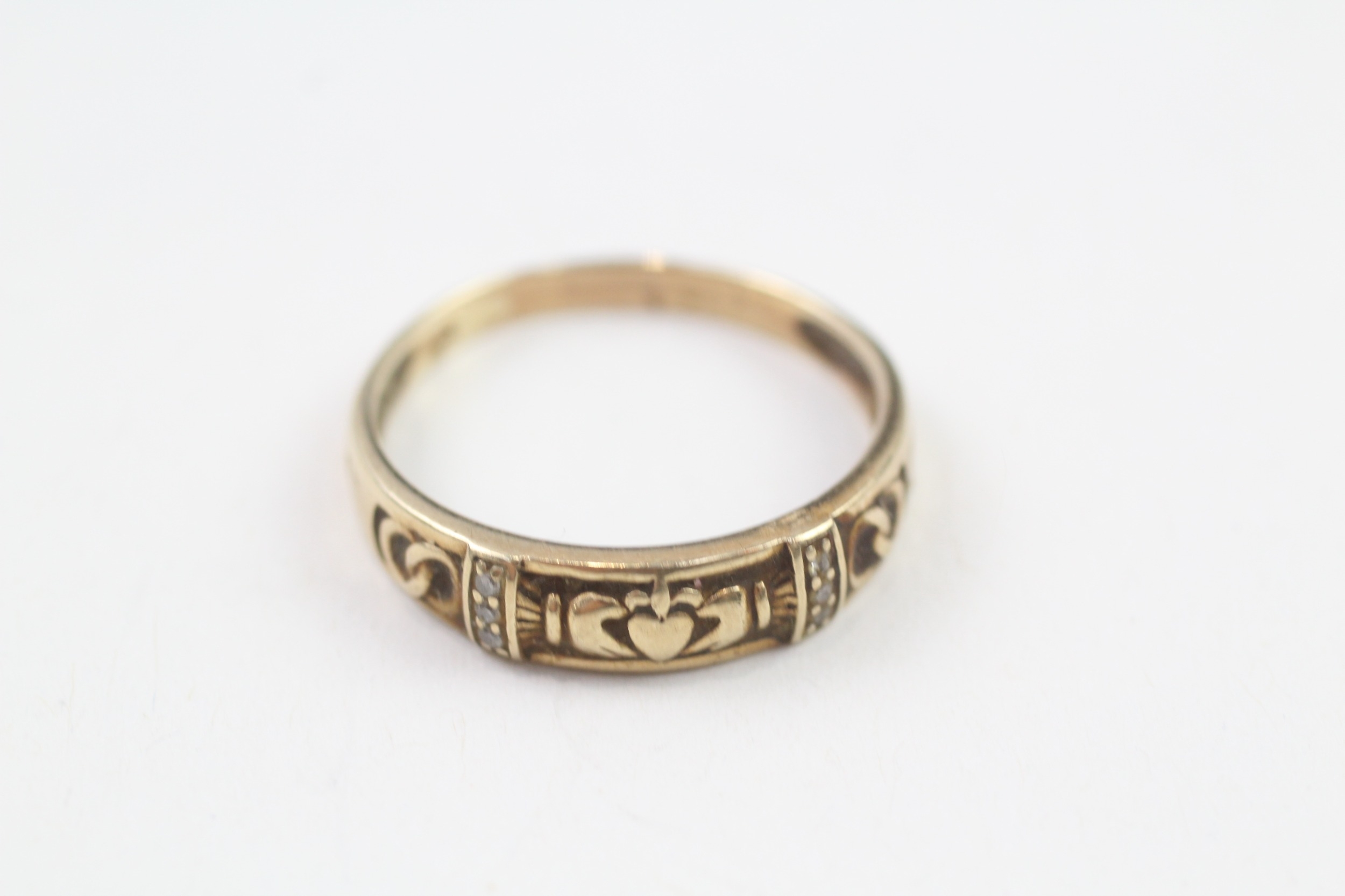 9ct gold diamond Irish claddah ring with a celtic pattern (2g)