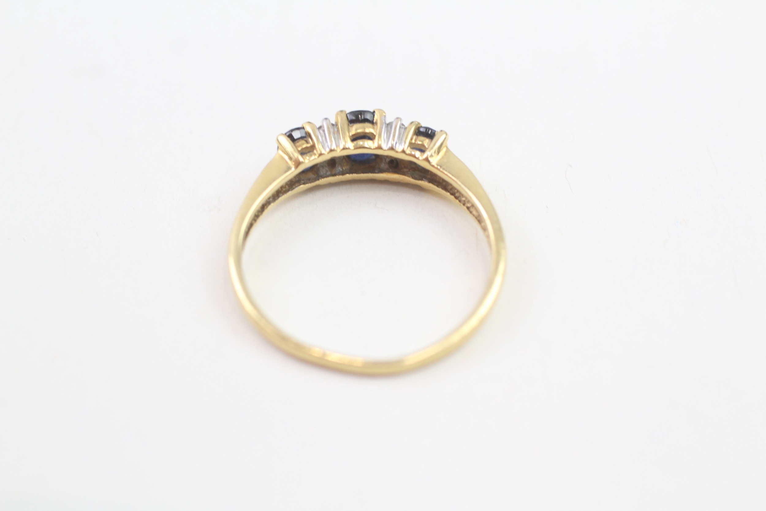 18ct gold oval cut sapphire & melee diamond ring (2.5g) - Image 4 of 4