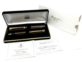 A Buckingham Palace fountain and ball point pen set, limited edition 0915/1000 with certificate