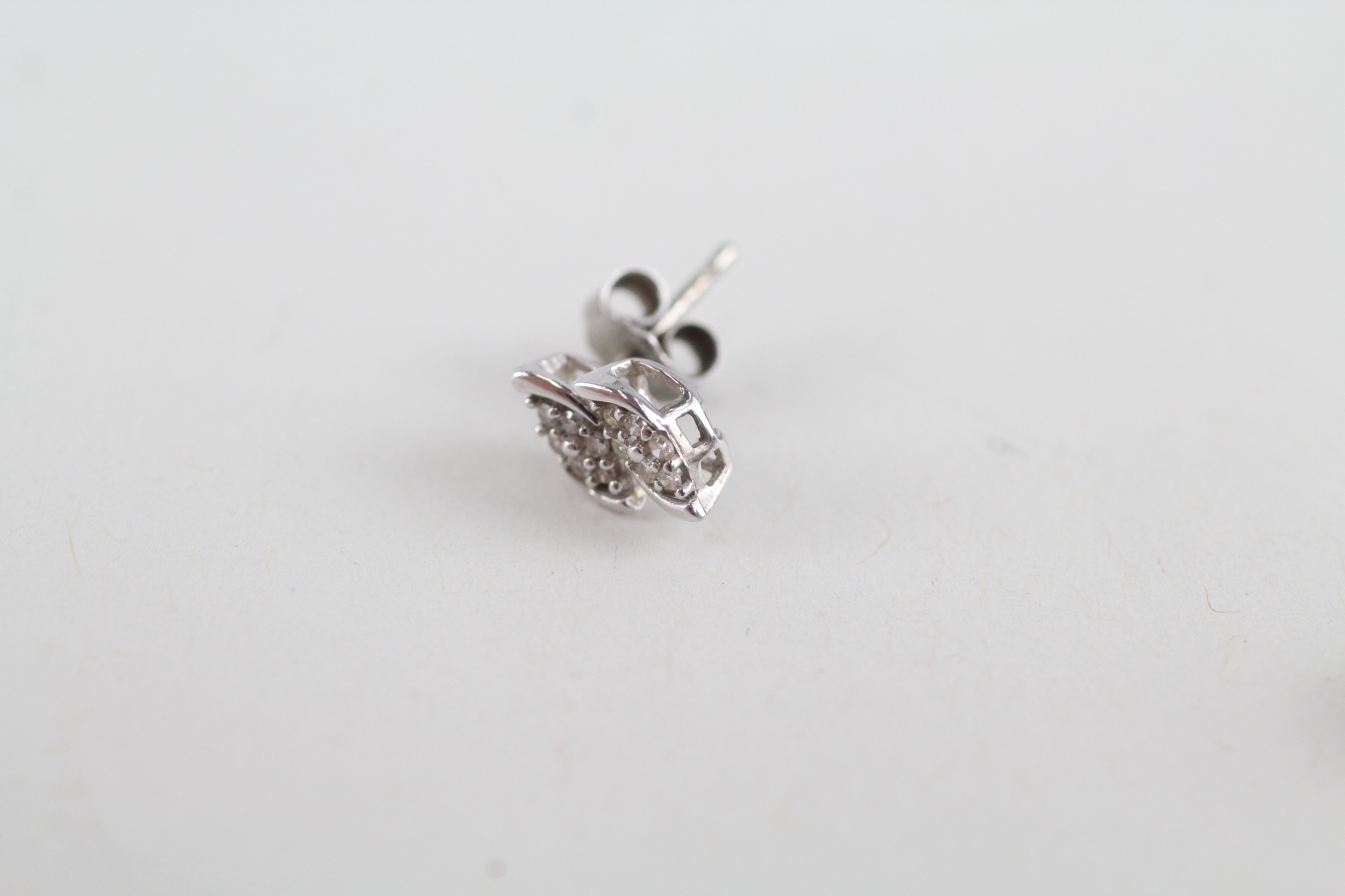 9ct white gold diamond set leaf stud earrings (1.1g) - Image 3 of 4