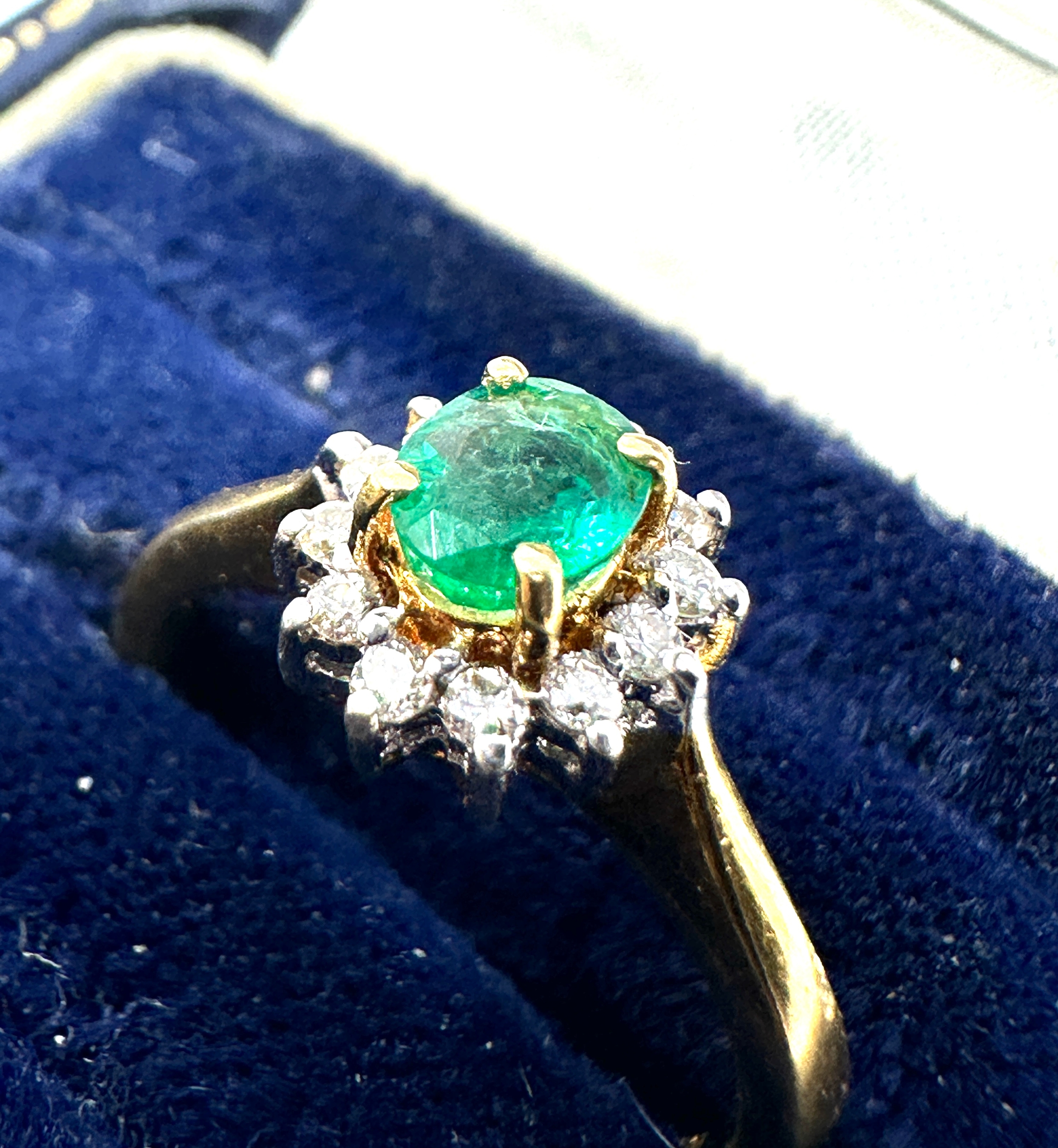 18ct gold emerald & diamond ring weight 3.9g - Image 3 of 4