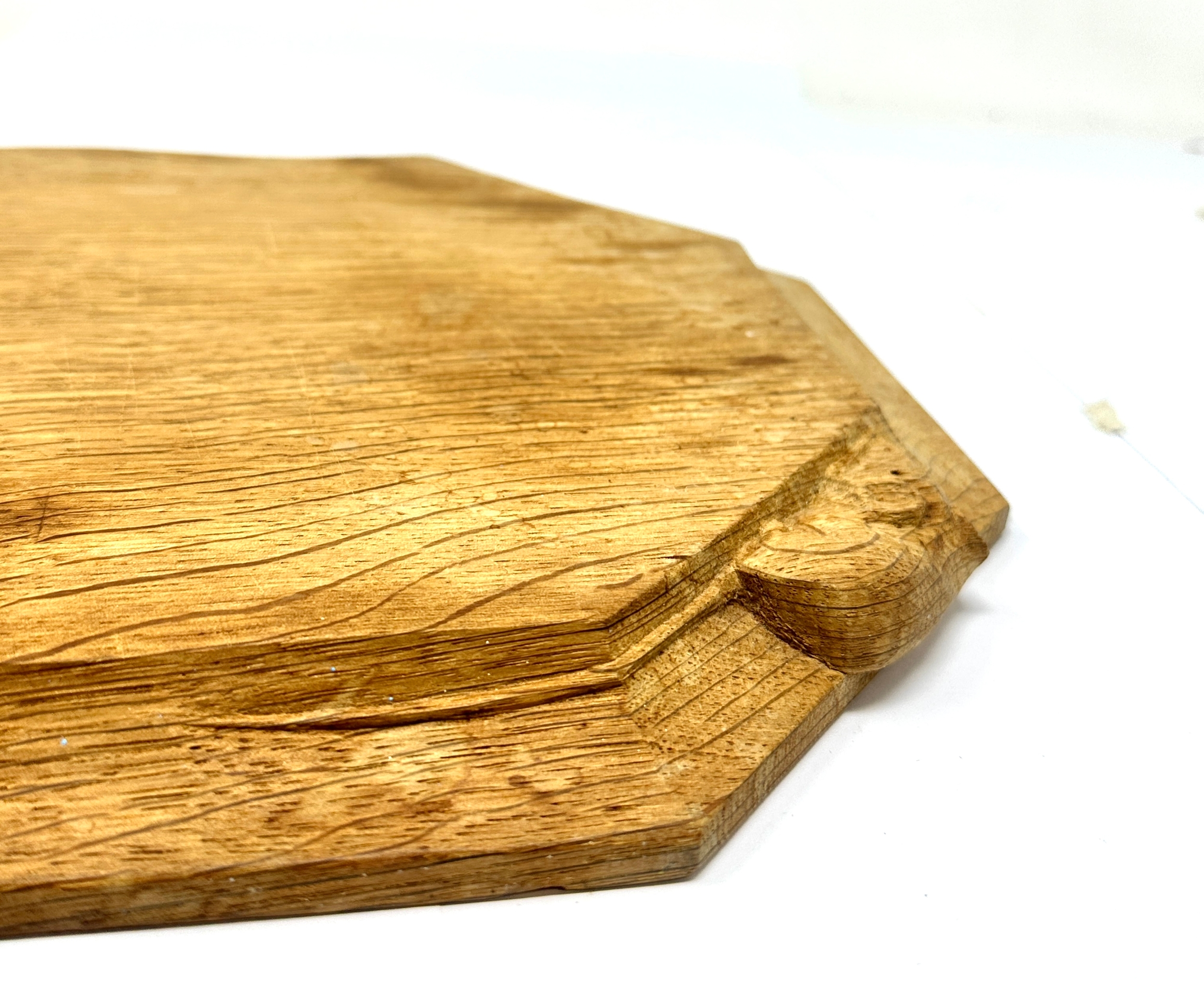 Robert Mouseman Thompson Oak breadboard measures approx 30cm by 25cm - Image 2 of 3