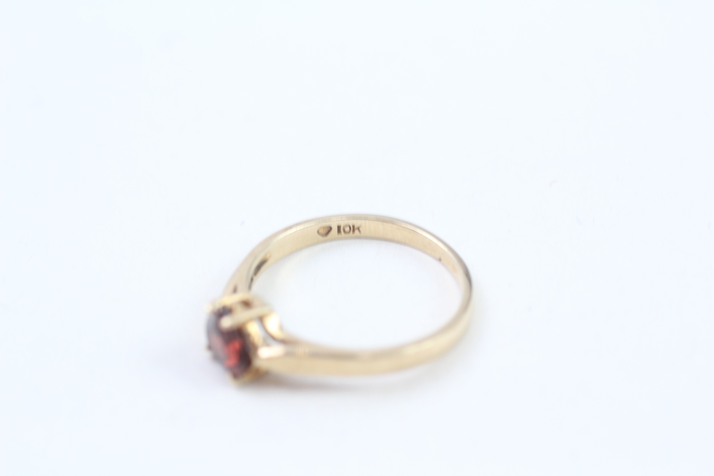 10ct gold heart-shaped cut red garnet solitaire ring (2g) - Image 3 of 4