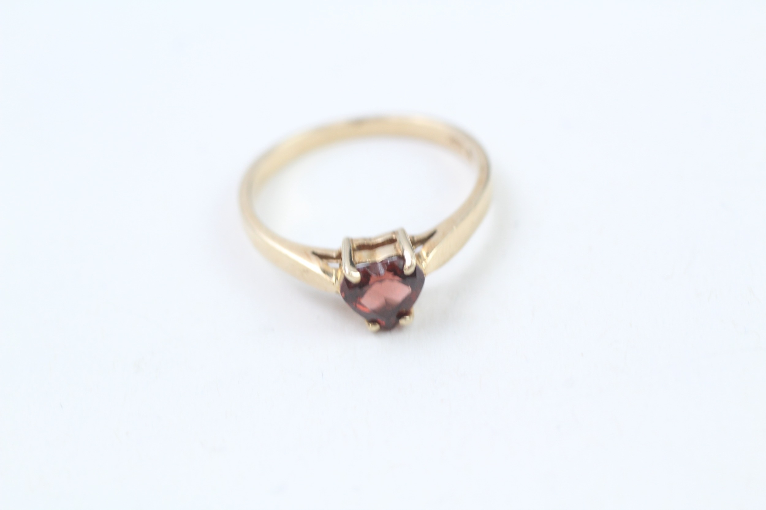 10ct gold heart-shaped cut red garnet solitaire ring (2g)