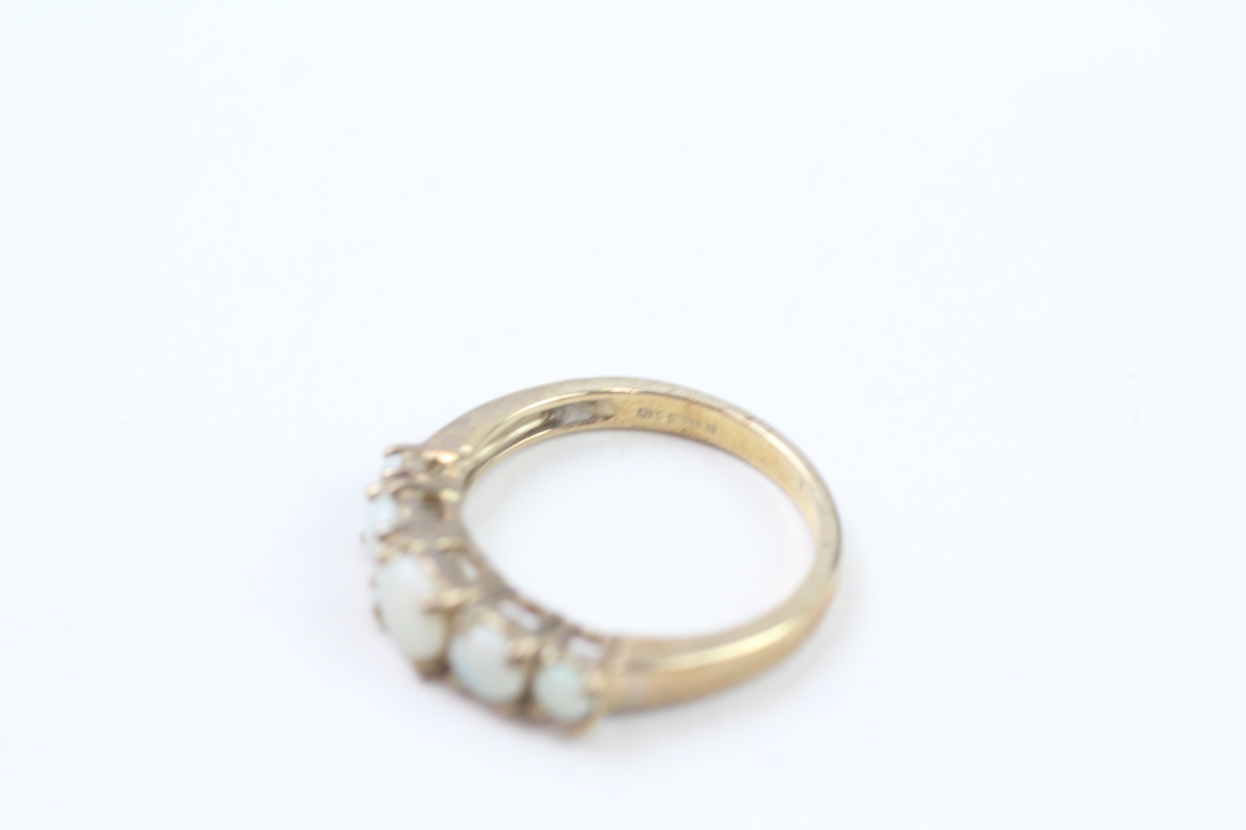 9ct gold opal five stone ring (2.7g) - Image 4 of 5