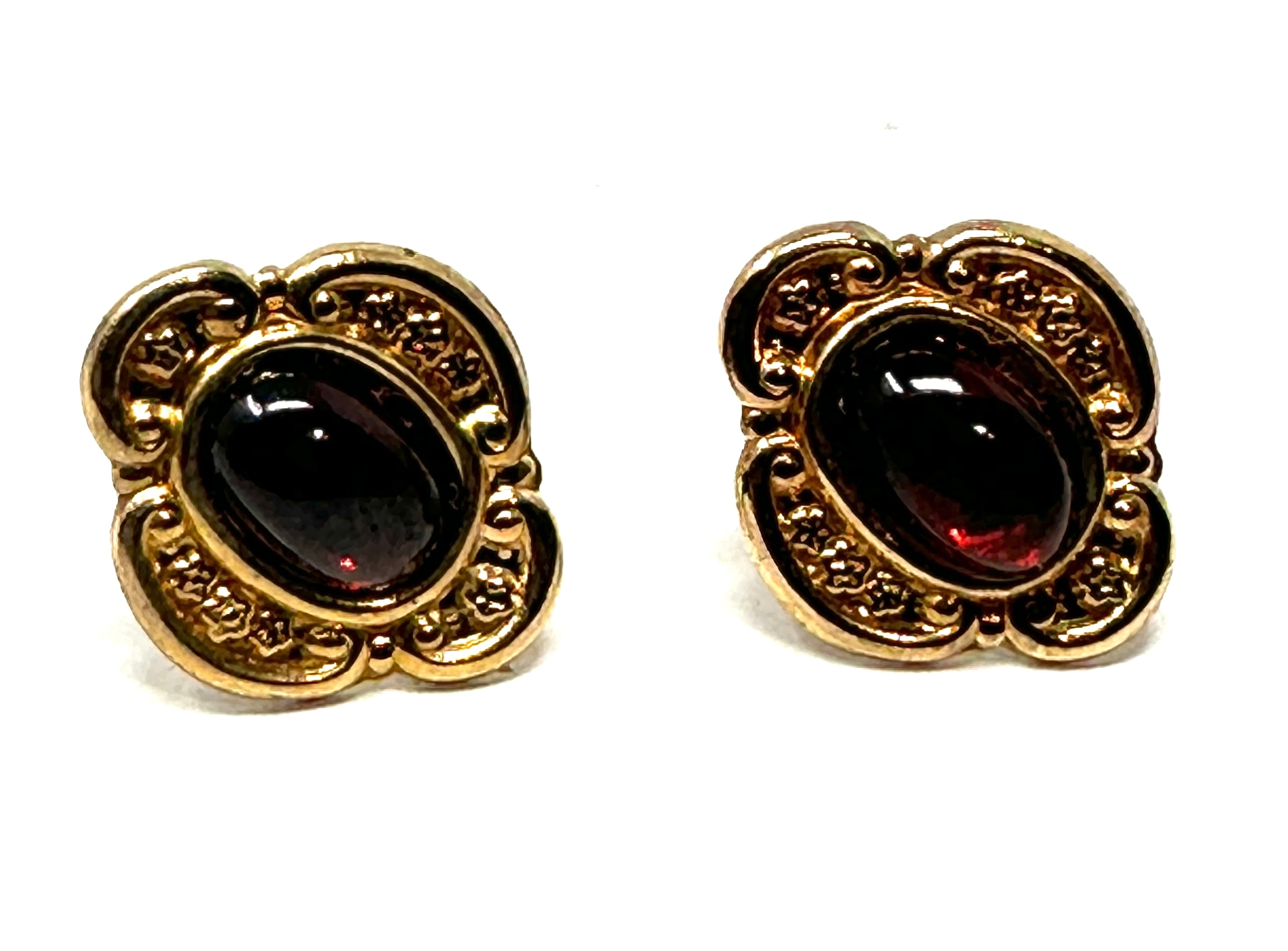 9ct white gold cabochon garnet earrings weight .8g