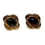 9ct white gold cabochon garnet earrings weight .8g