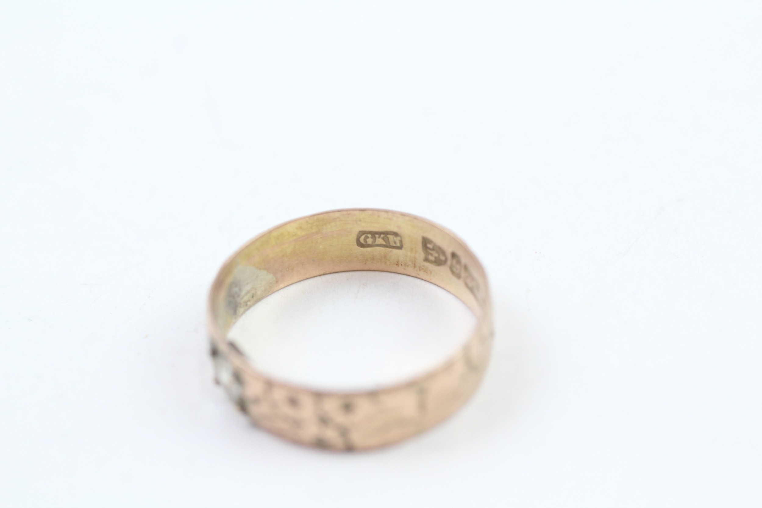 9ct gold patterned synthetic spinel ring, Hallmarked Chester 1899 (2.5g) - Image 4 of 5