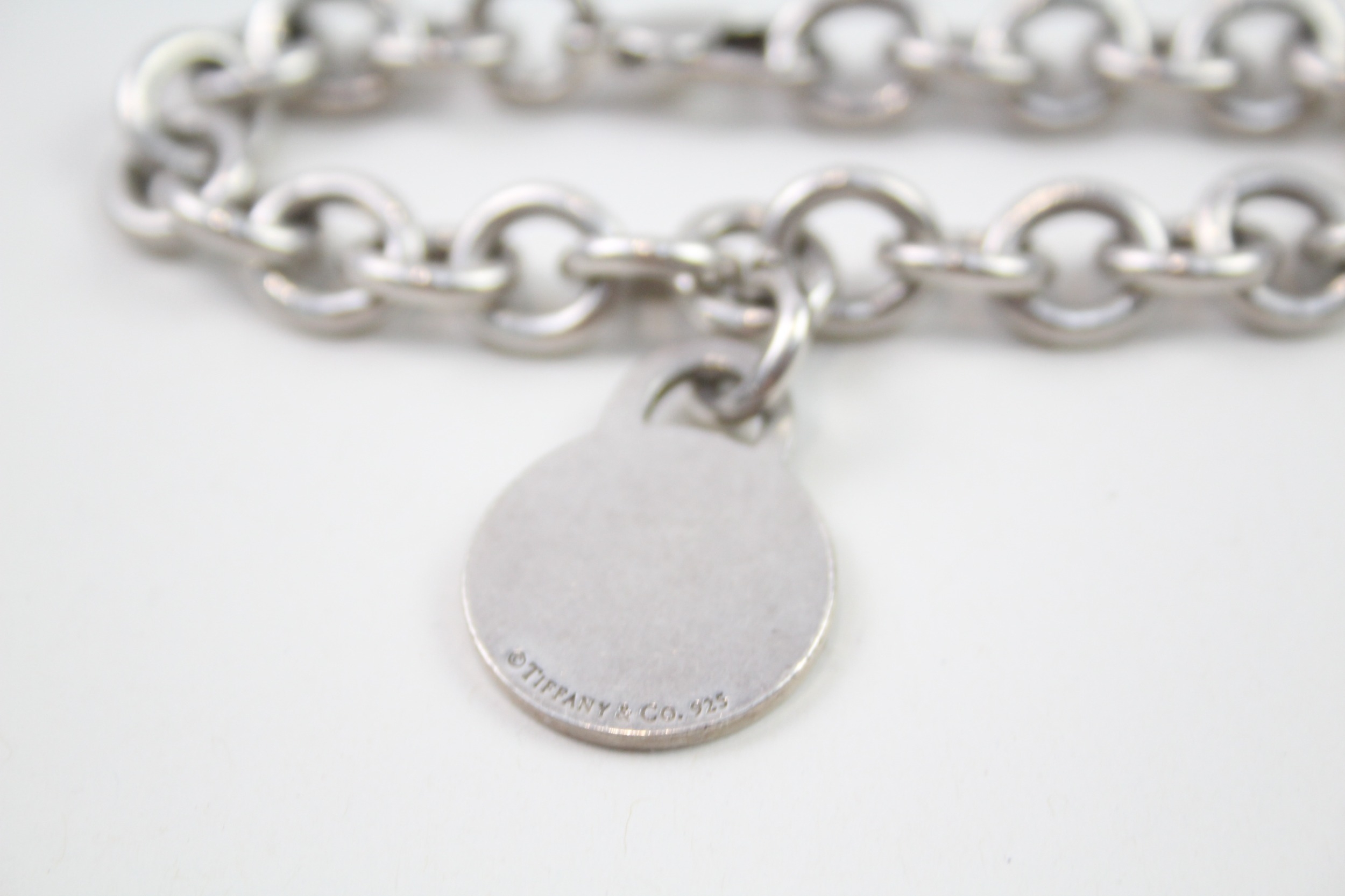 Silver belcher link bracelet with round tag by designer Tiffany & Co (36g) - Image 2 of 7