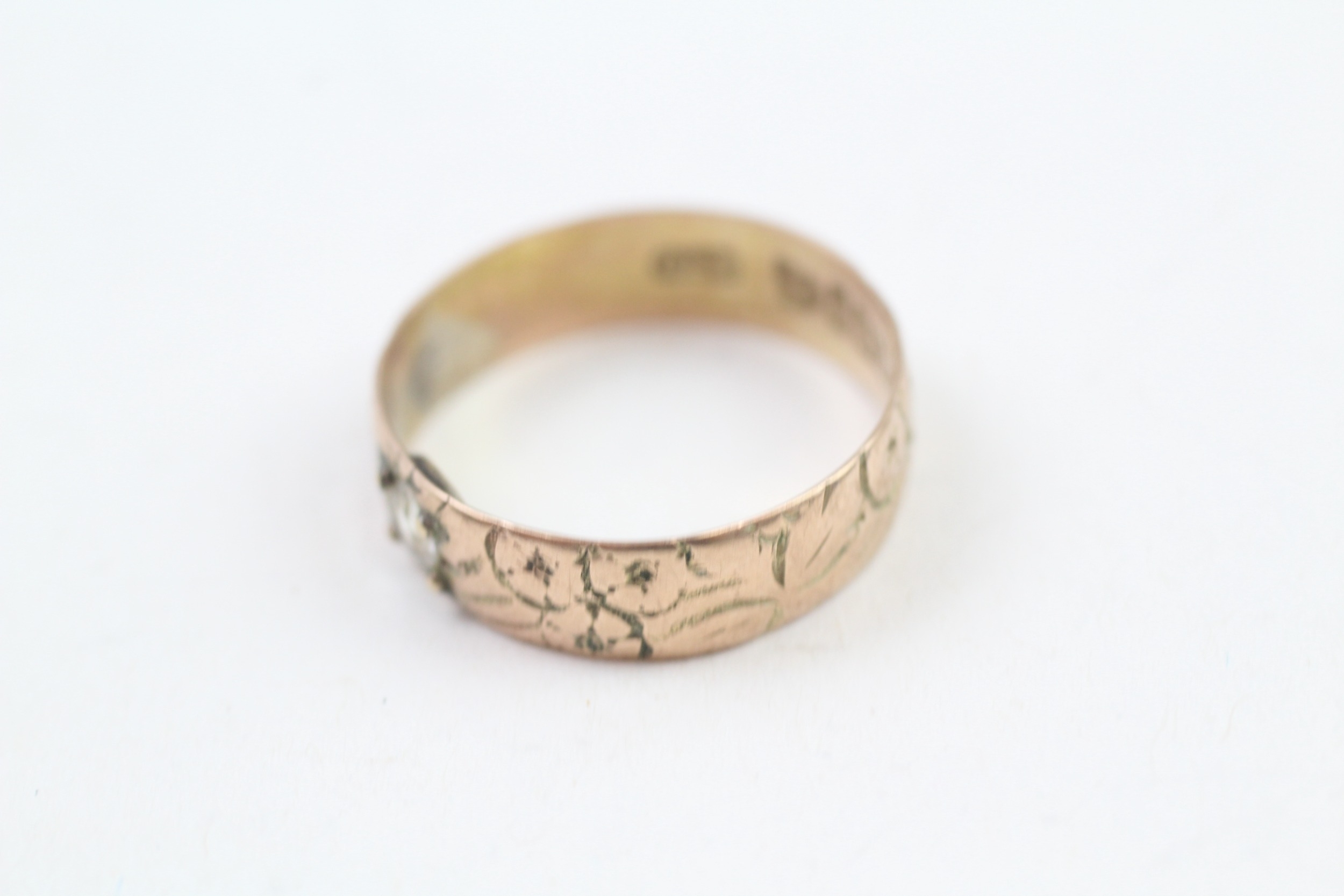 9ct gold patterned synthetic spinel ring, Hallmarked Chester 1899 (2.5g) - Image 3 of 5