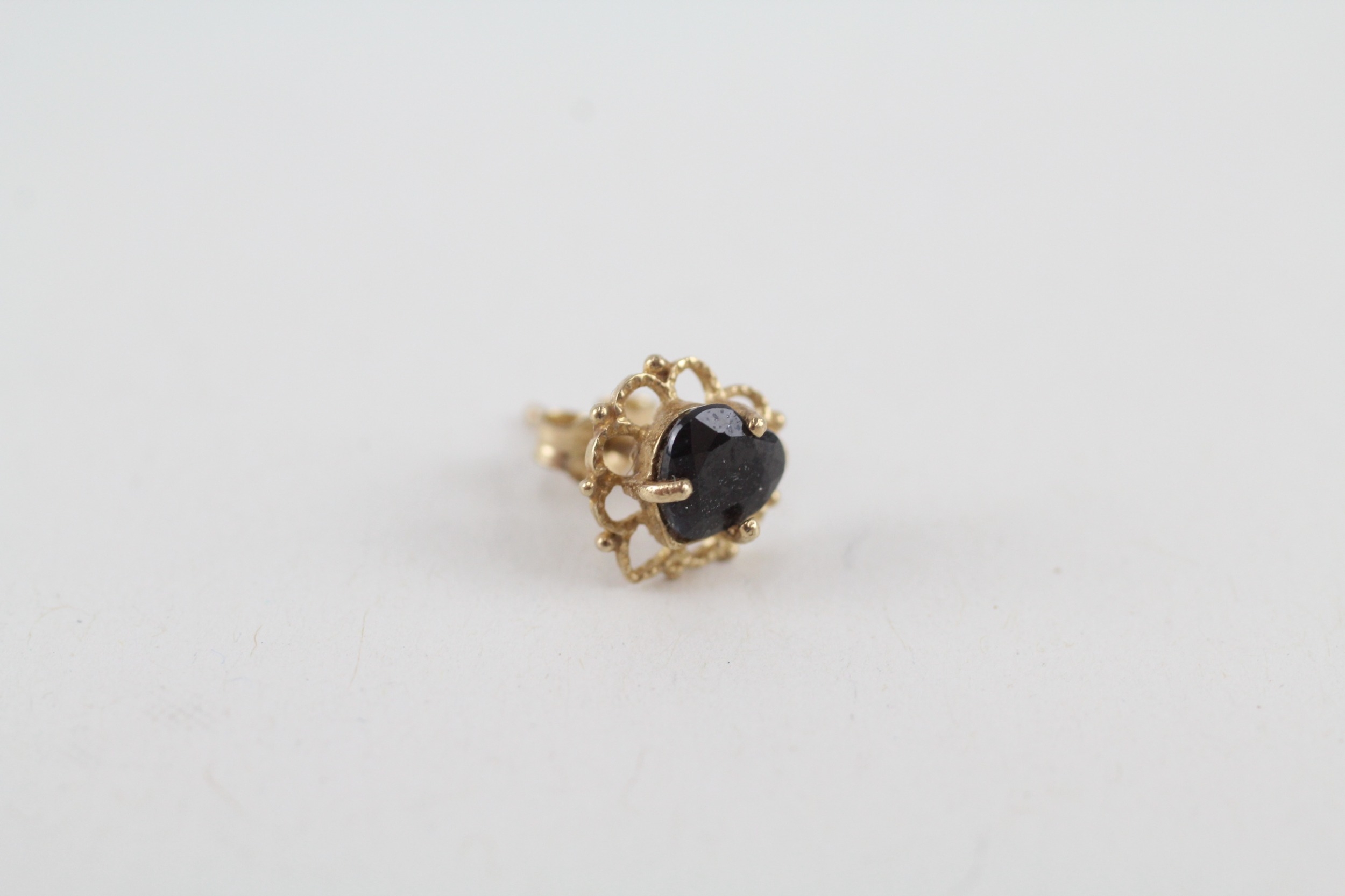 9ct gold heart-shaped cut sapphire stud earrings (1g) - Image 2 of 4