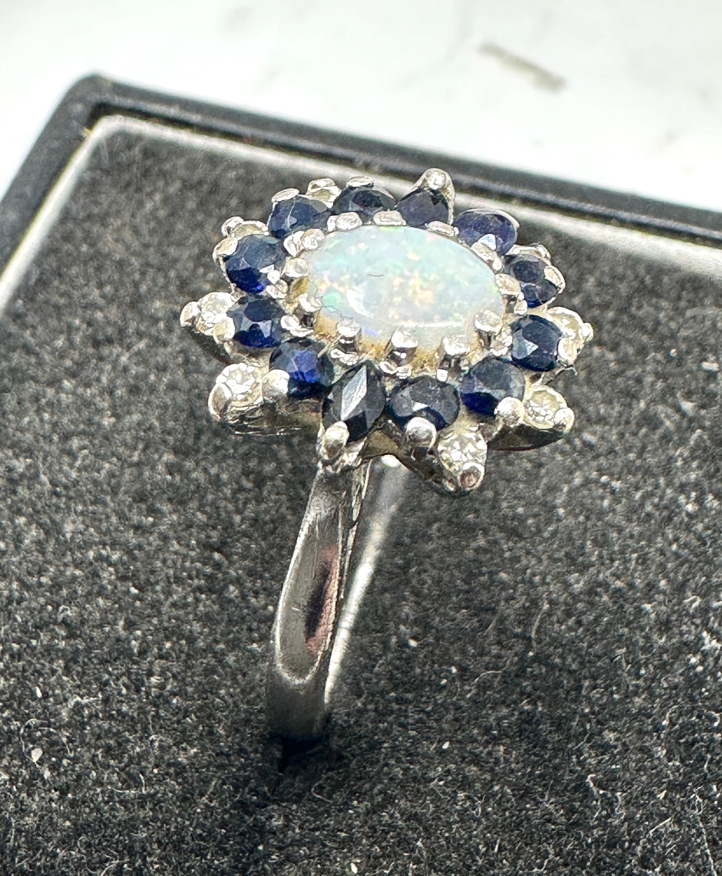 18ct white gold opal sapphire & diamond ring weight 4.4g - Image 2 of 3