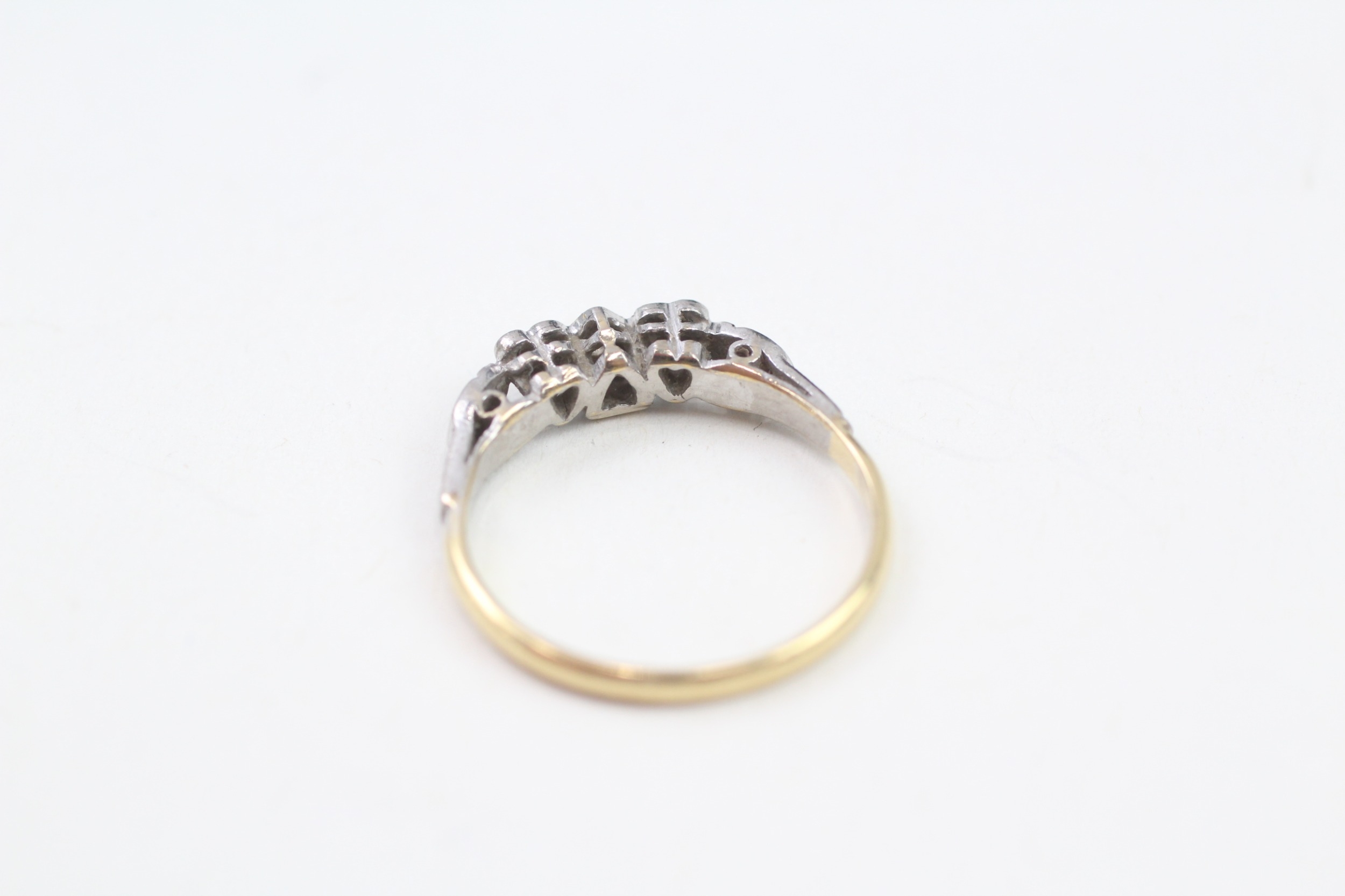18ct gold vintage diamond heart shaped three stone ring (2g) - Image 4 of 4