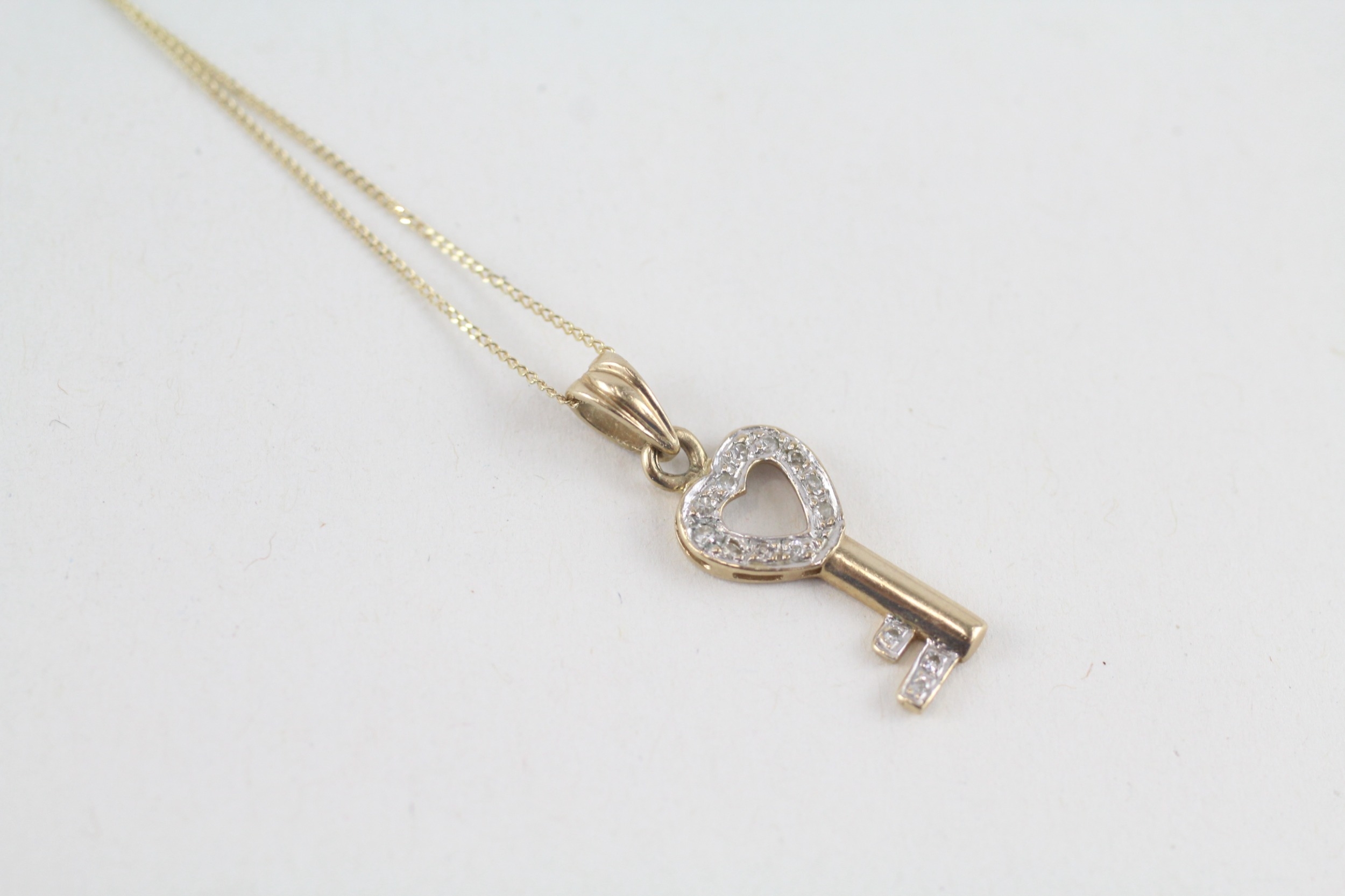 9ct gold diamond heart-shaped key pendant necklace (1.1g)