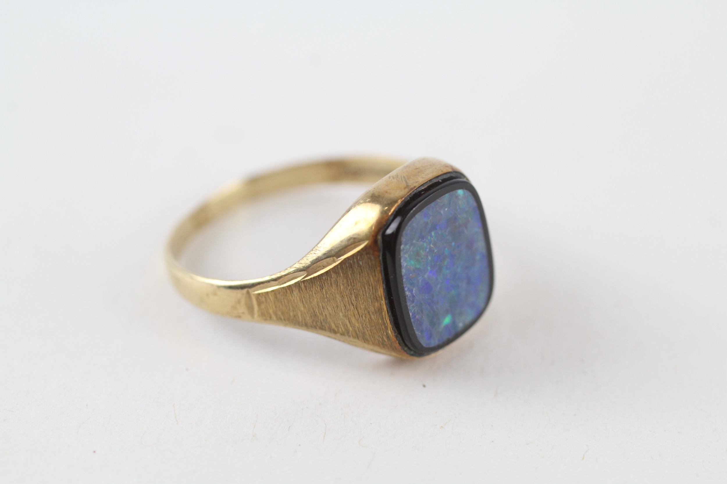 9ct gold 1980's opal double signet ring with bark effect shoulders (2.4g)
