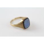 9ct gold 1980's opal double signet ring with bark effect shoulders (2.4g)