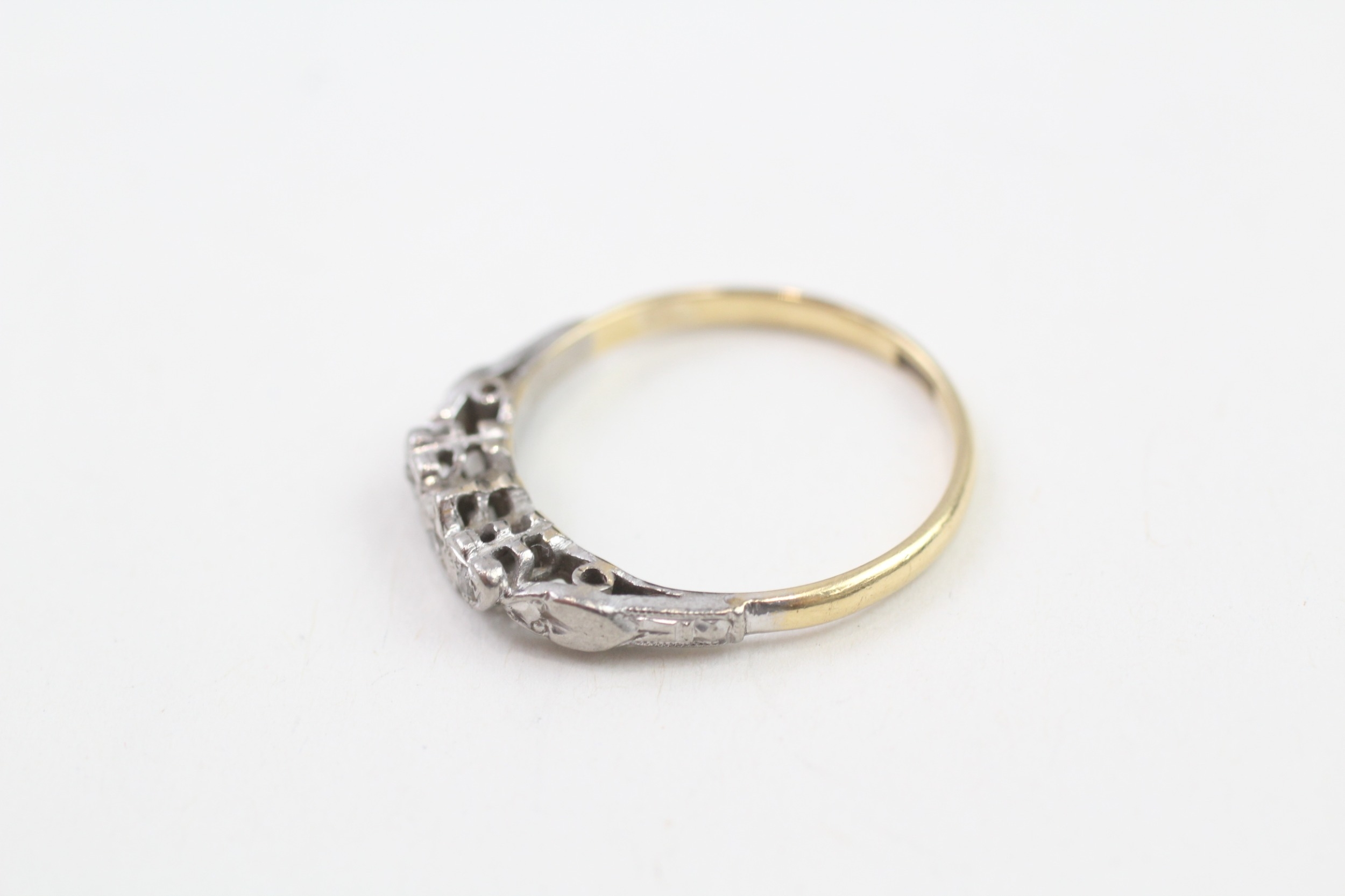 18ct gold vintage diamond heart shaped three stone ring (2g) - Image 3 of 4