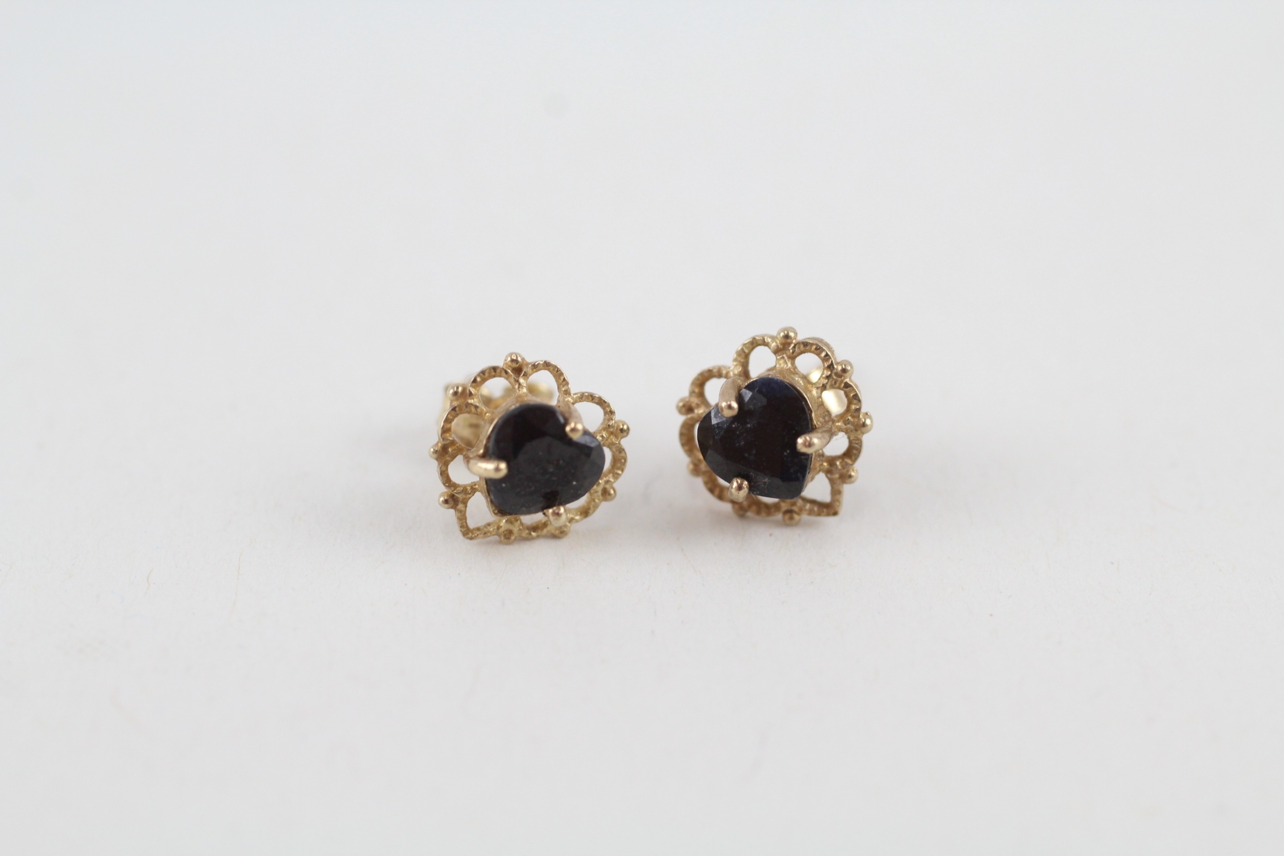 9ct gold heart-shaped cut sapphire stud earrings (1g)