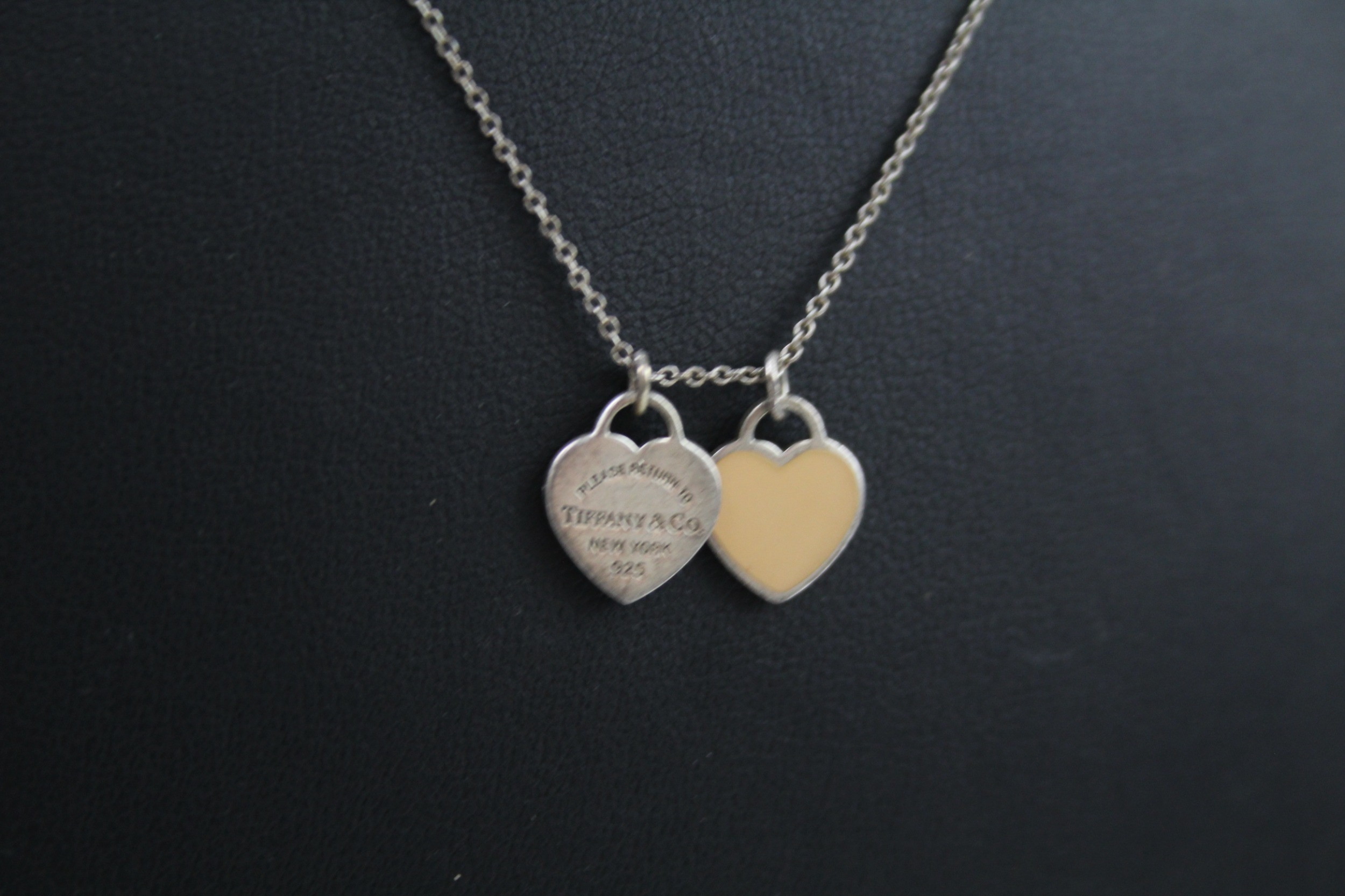 Silver necklace with two heart pendants by designer Tiffany & Co (3g) - Image 3 of 6